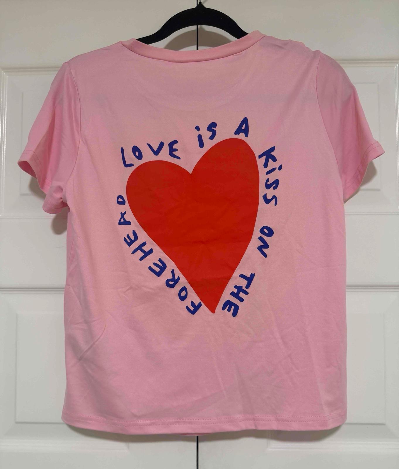 Camisa rosa con diseño de corazón, foto 1 de 3