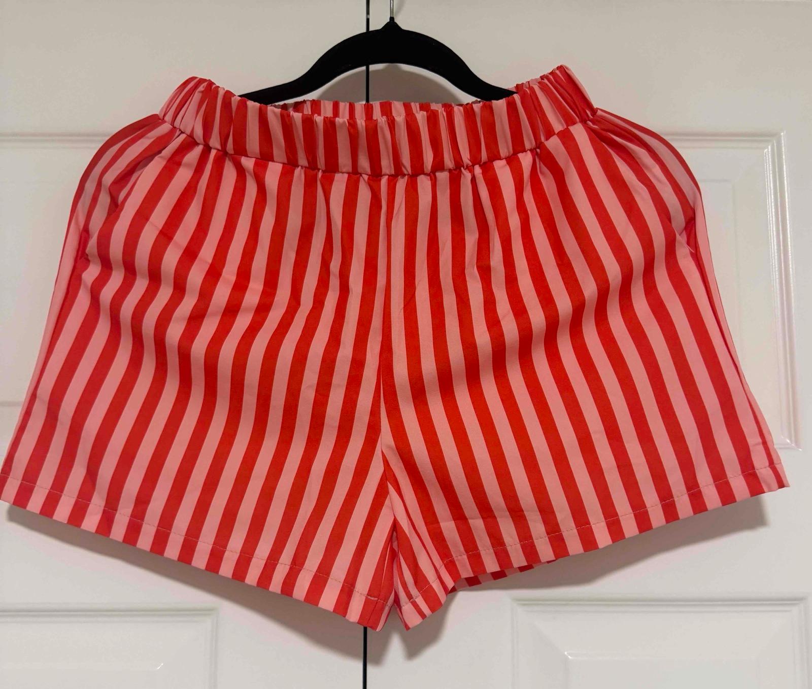 Shorts de rayas rojas y rosadas, foto 1 de 3