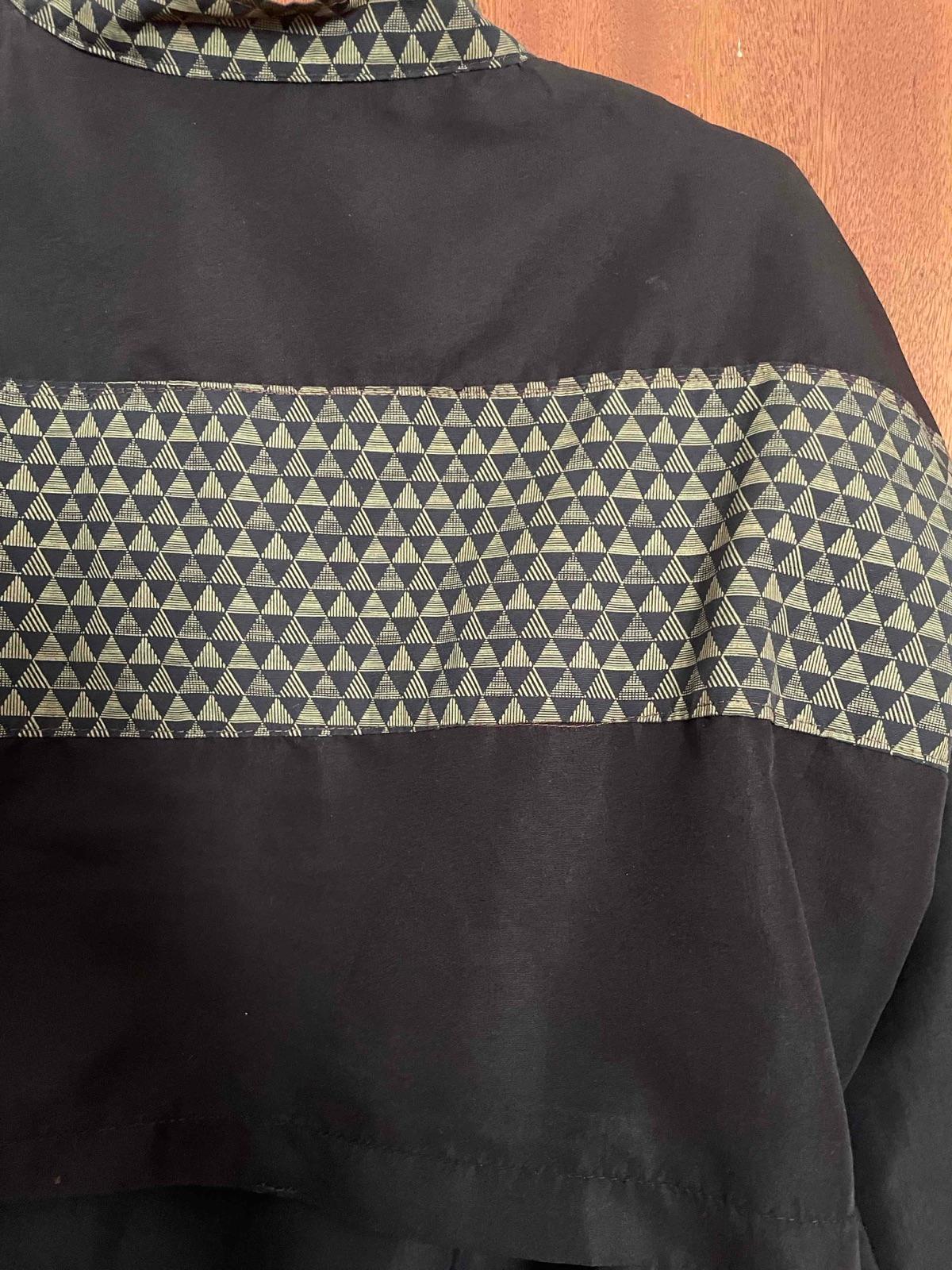 Camisa negra manga larga con detalles geométricos, foto 2 de 2