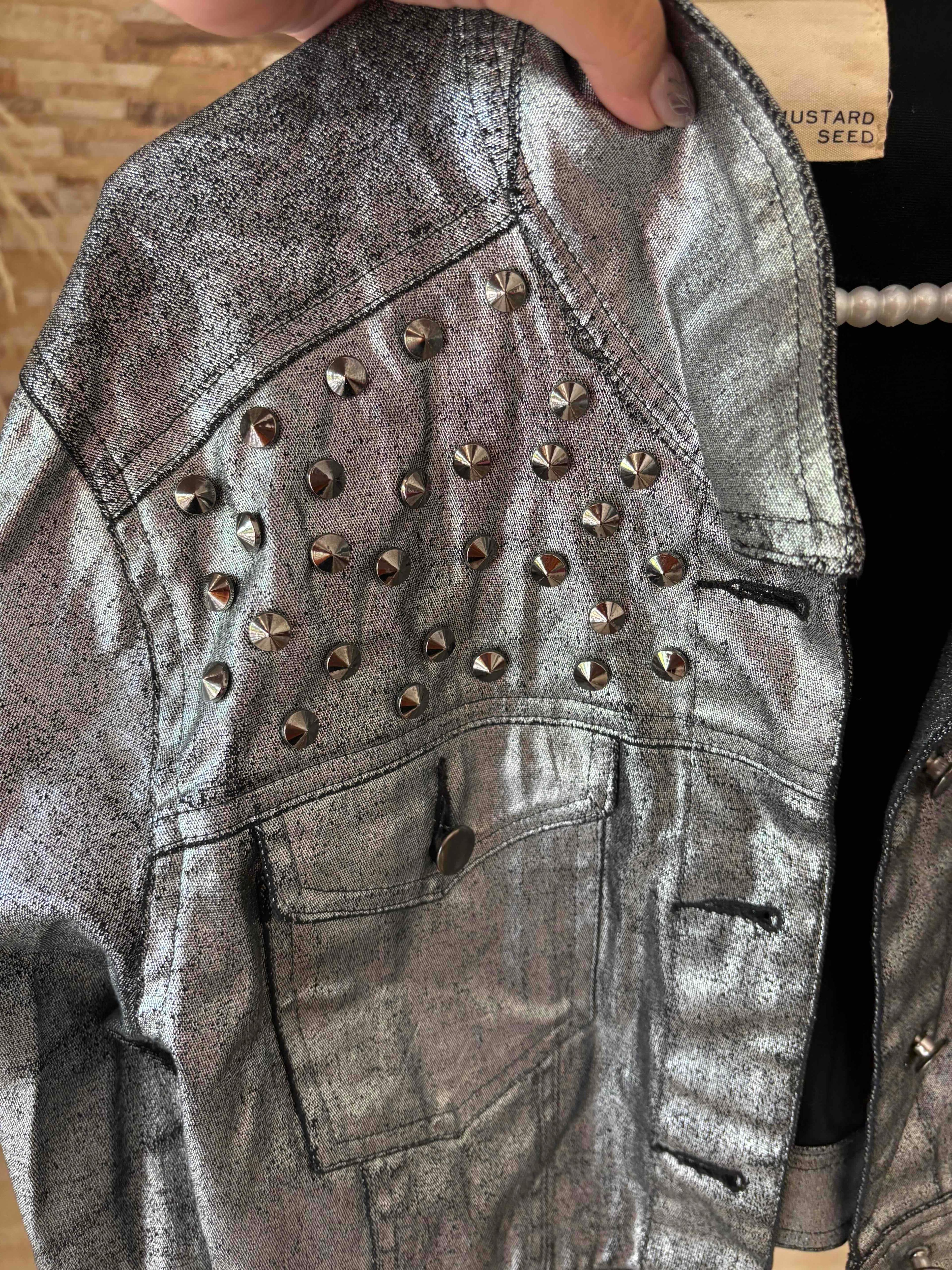 Chaqueta cropped metalizada plateada con tachuelas – Mustard Seed, foto 3 de 4
