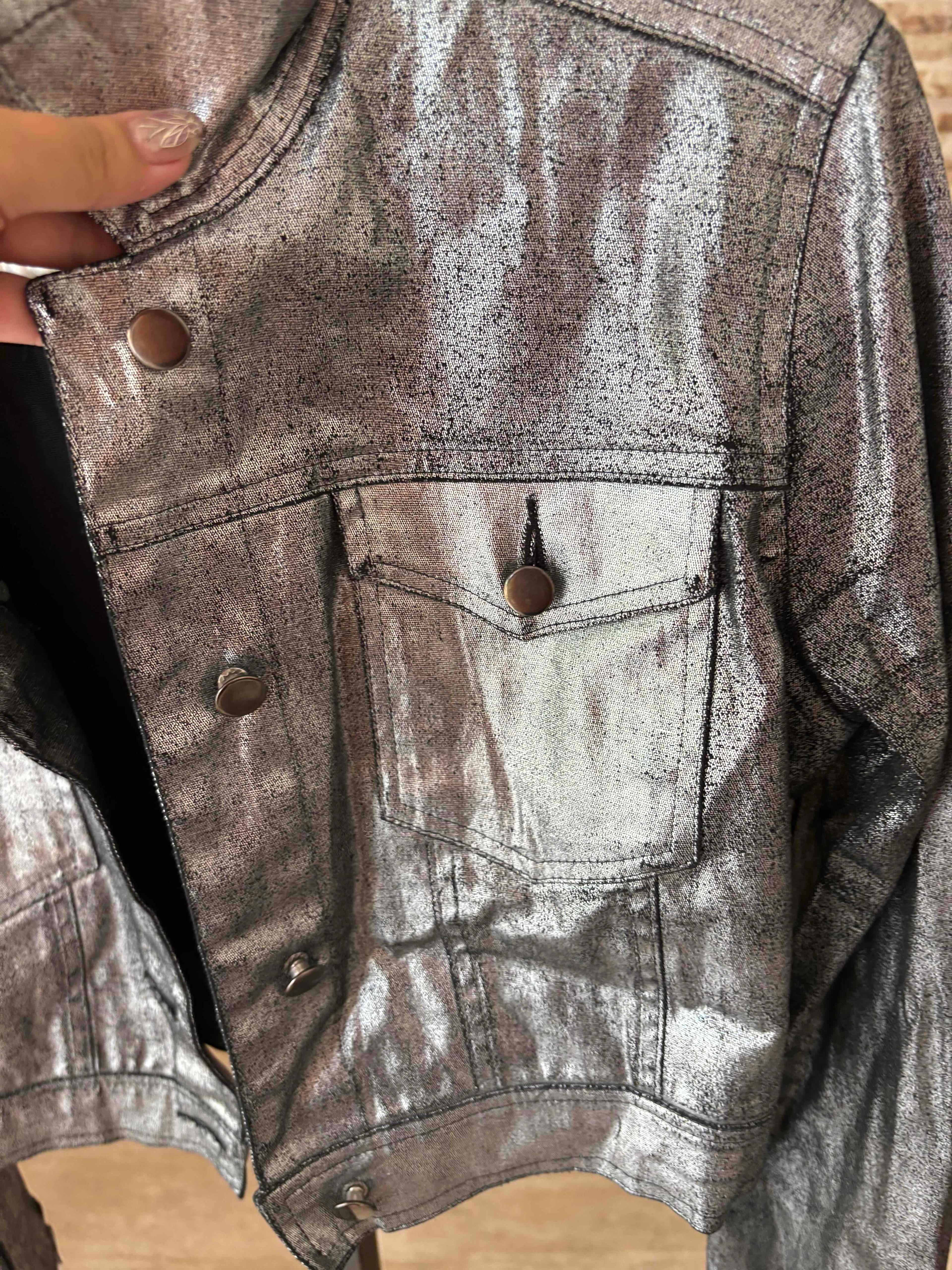 Chaqueta cropped metalizada plateada con tachuelas – Mustard Seed, foto 4 de 4