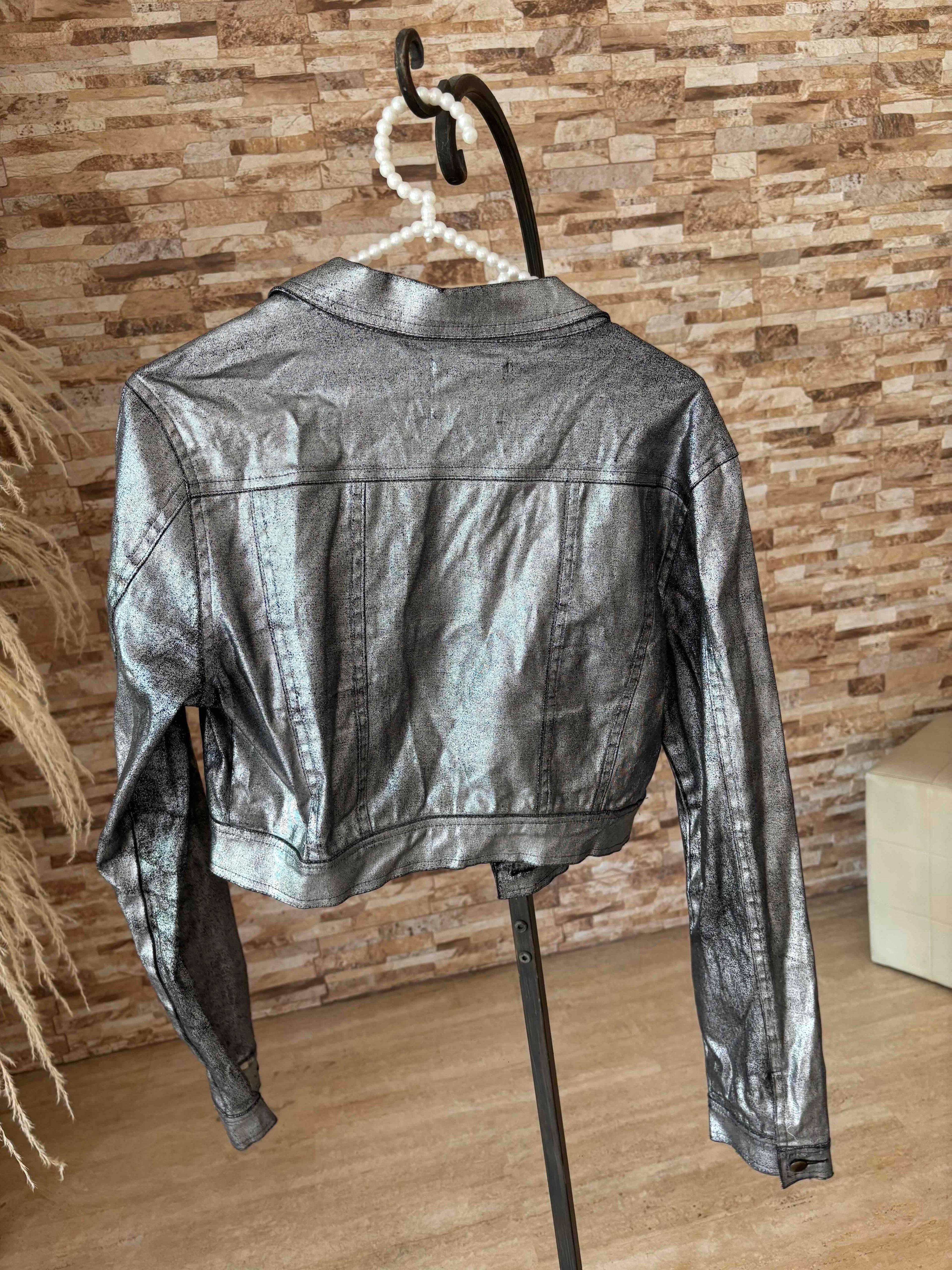 Chaqueta cropped metalizada plateada con tachuelas – Mustard Seed, foto 2 de 4