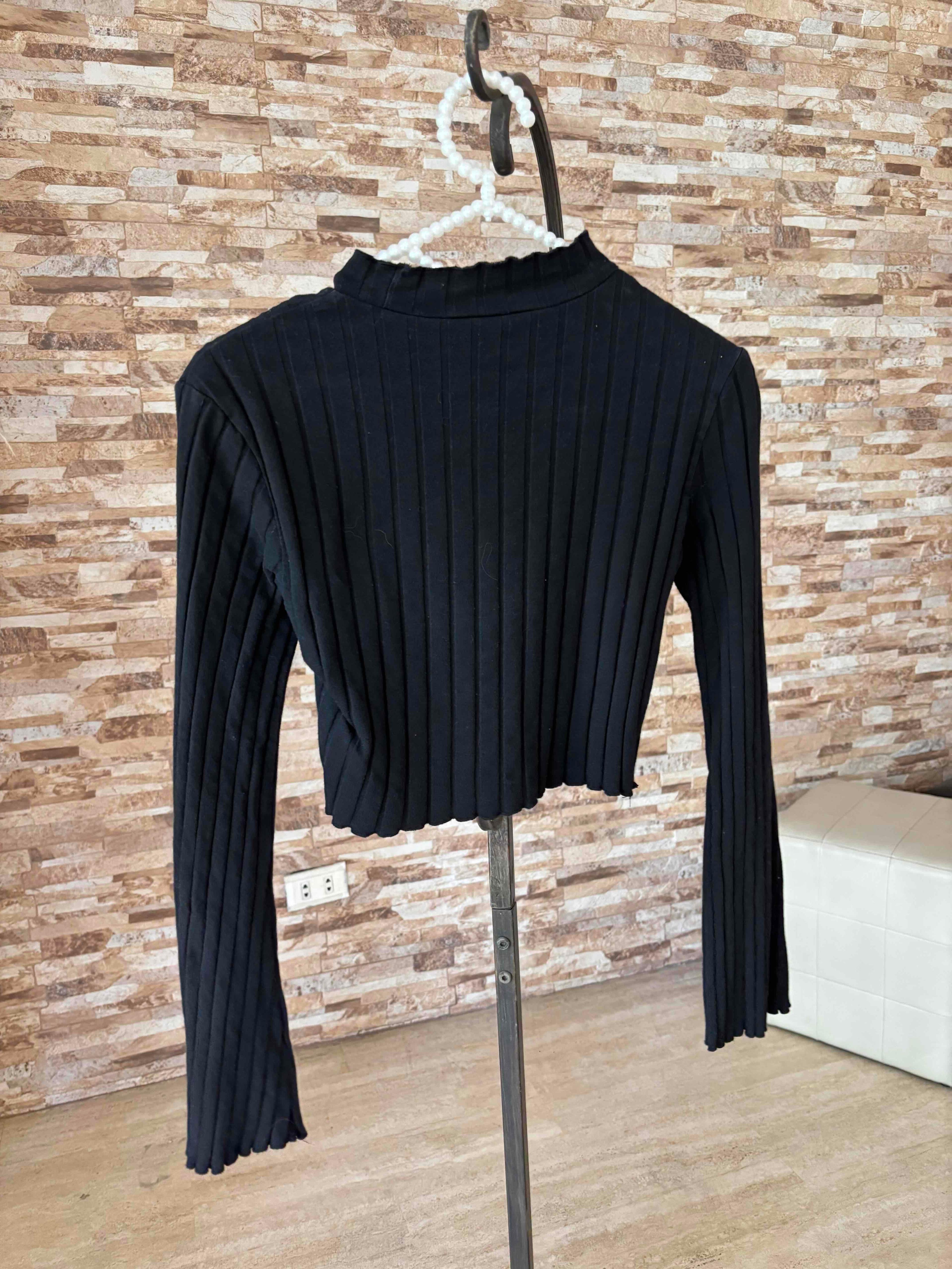 Top acanalado negro cuello semialto manga larga, foto 2 de 2