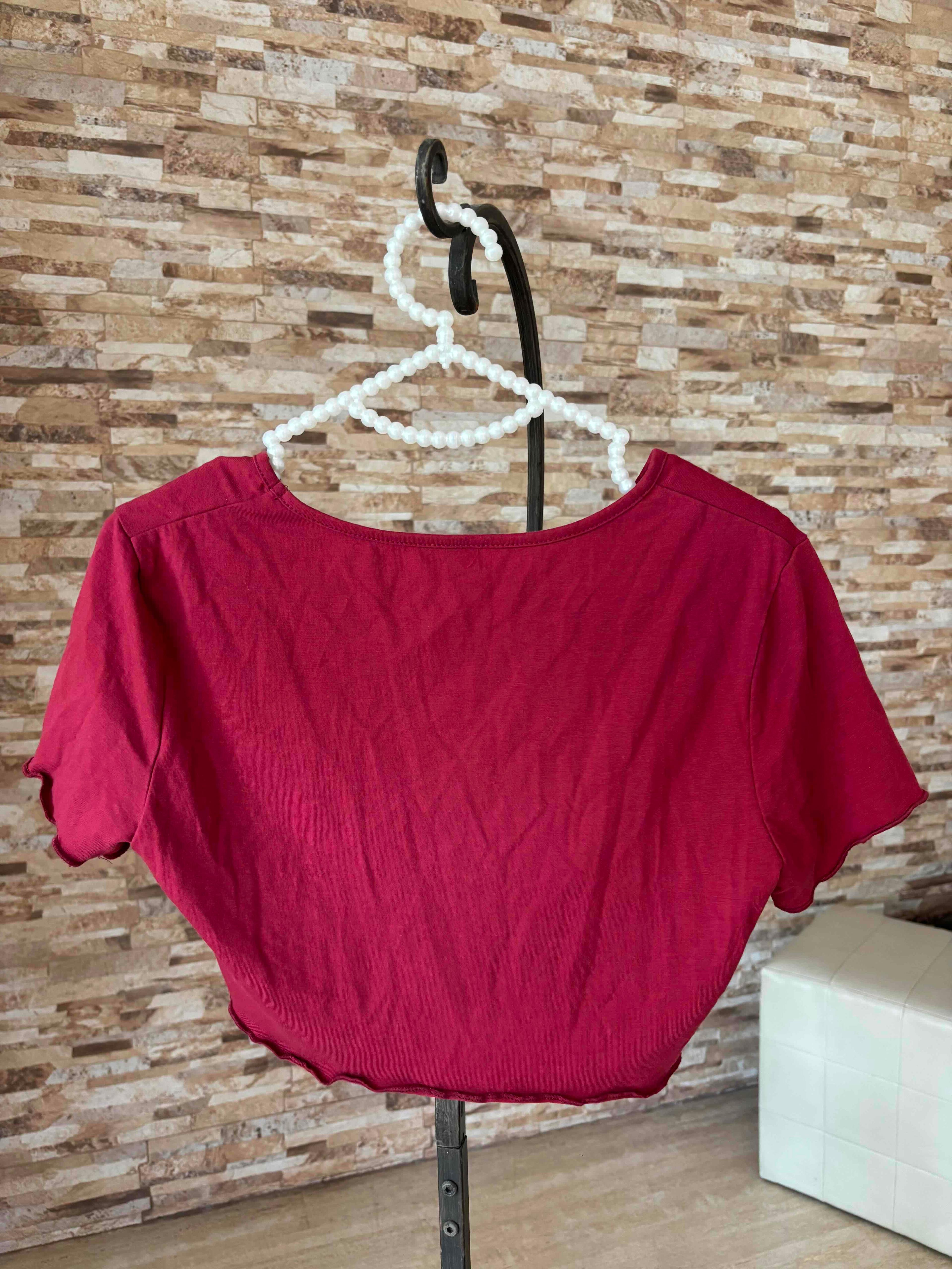 Crop top vinotinto con fruncido frontal, foto 2 de 2