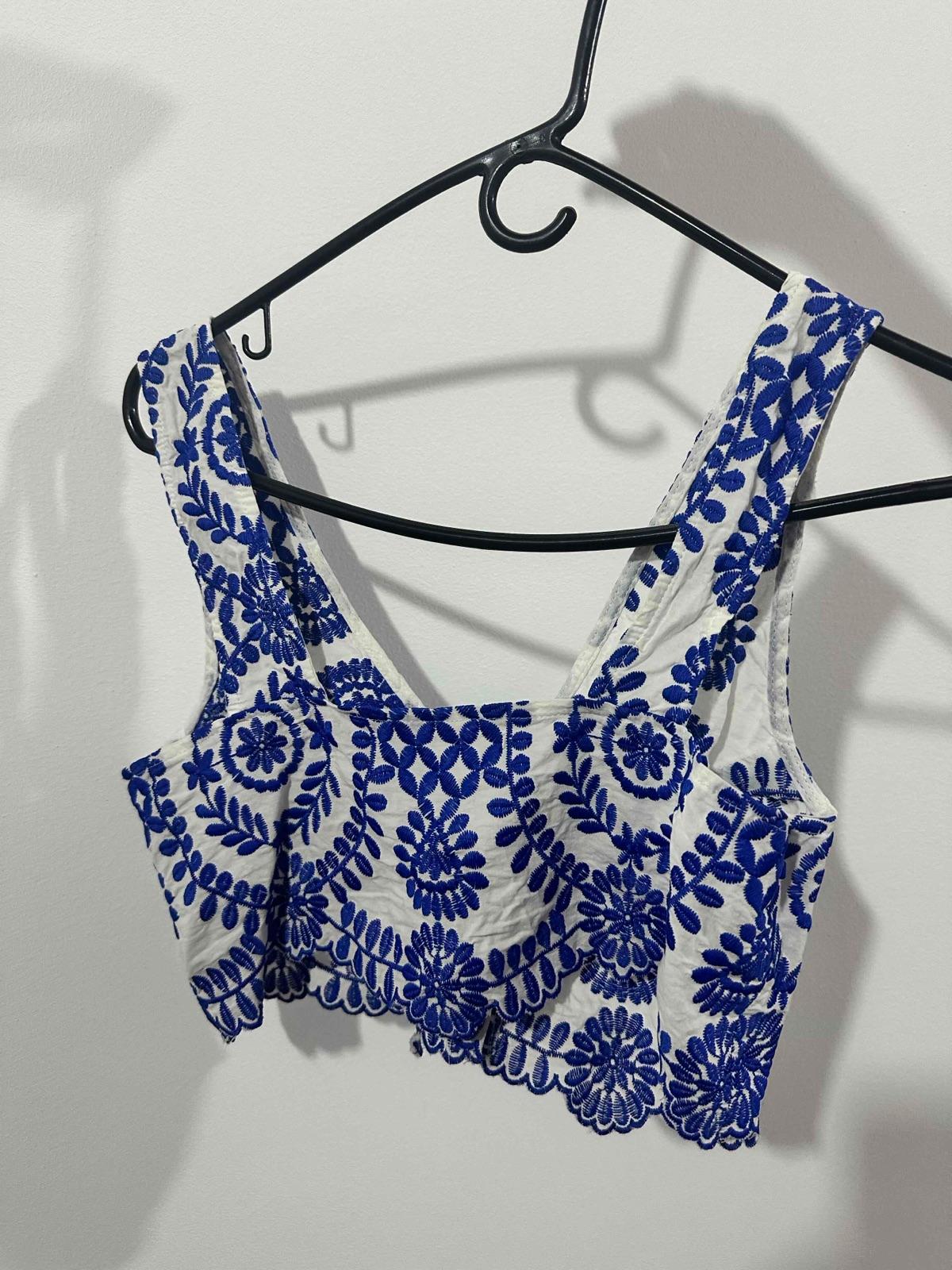 Top blanco con bordado azul, foto 2 de 2