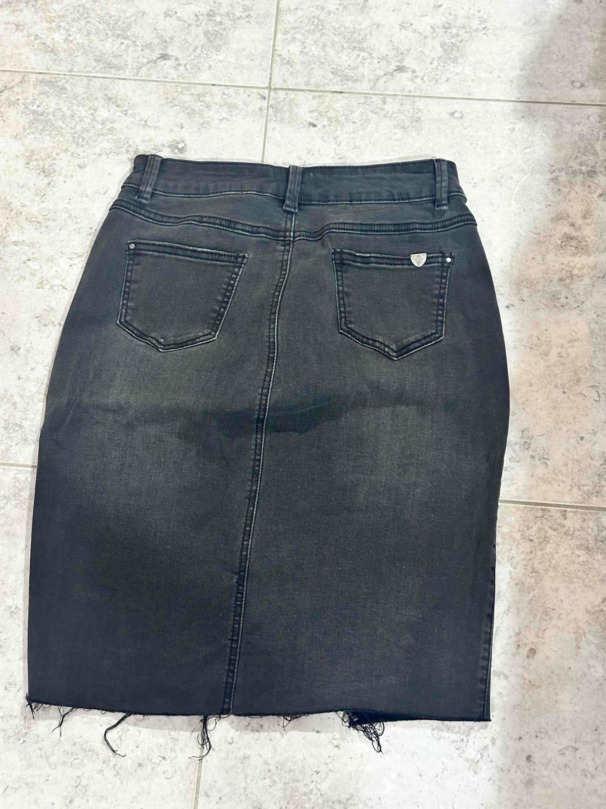 Falda de mezclilla negra, foto 2 de 2