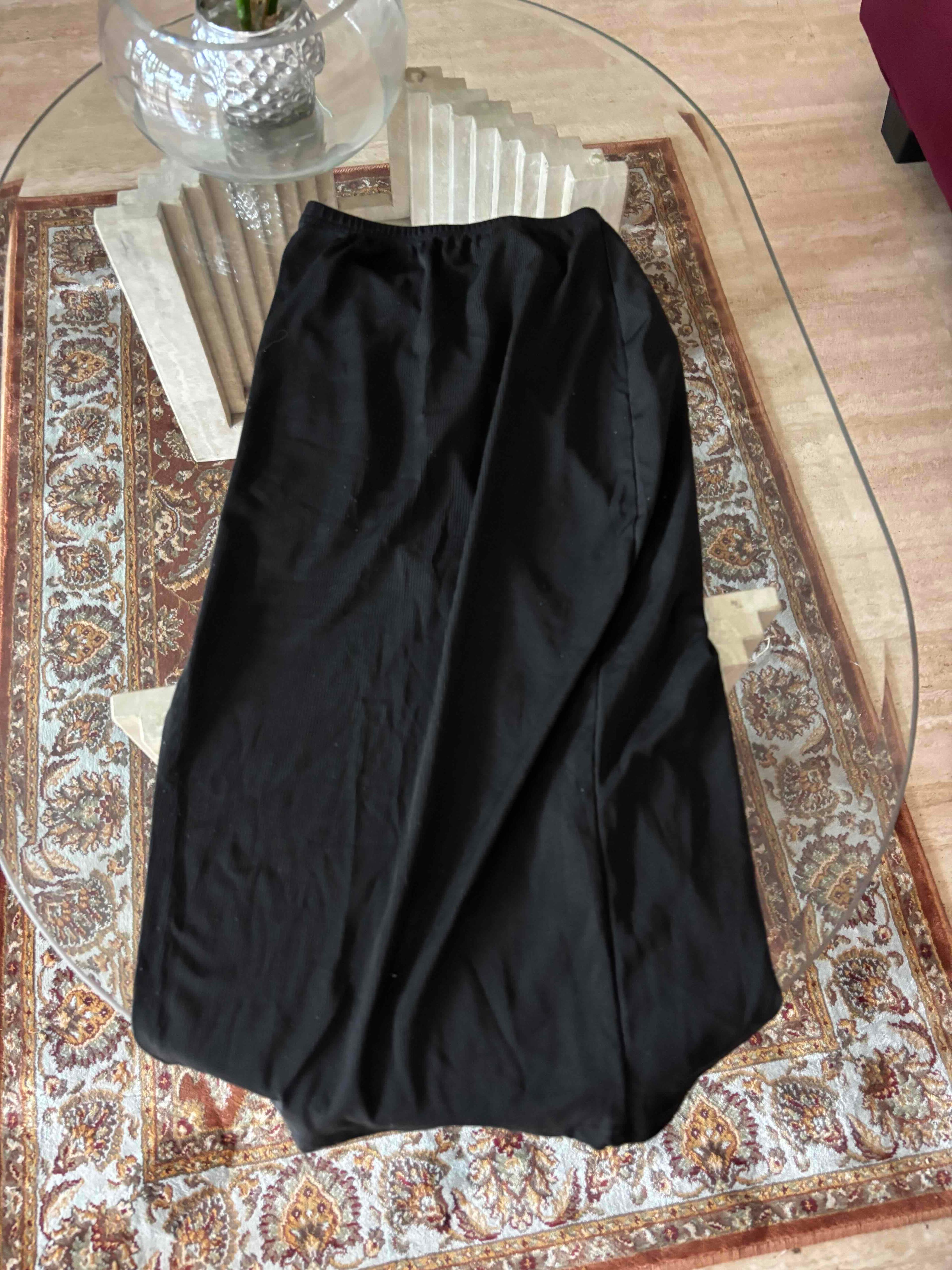 Falda negra midi, foto 2 de 3