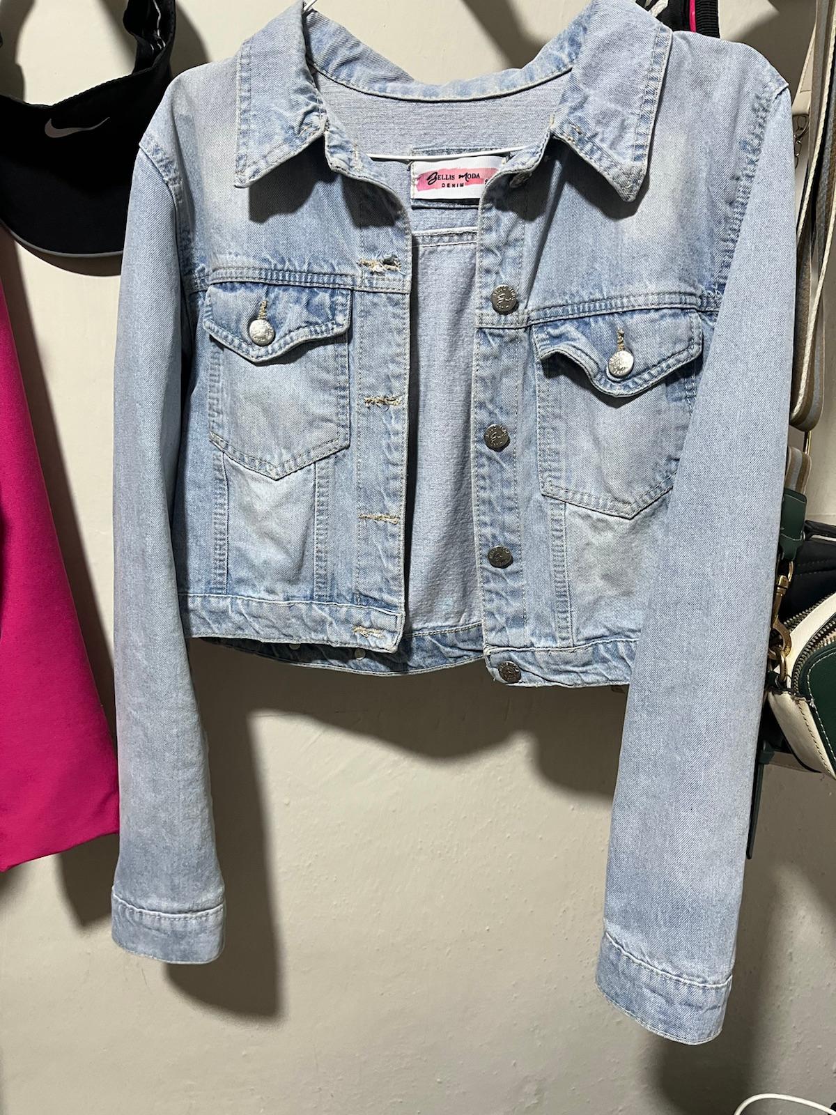 Chaqueta de mezclilla azul clara para mujer, foto 2 de 2