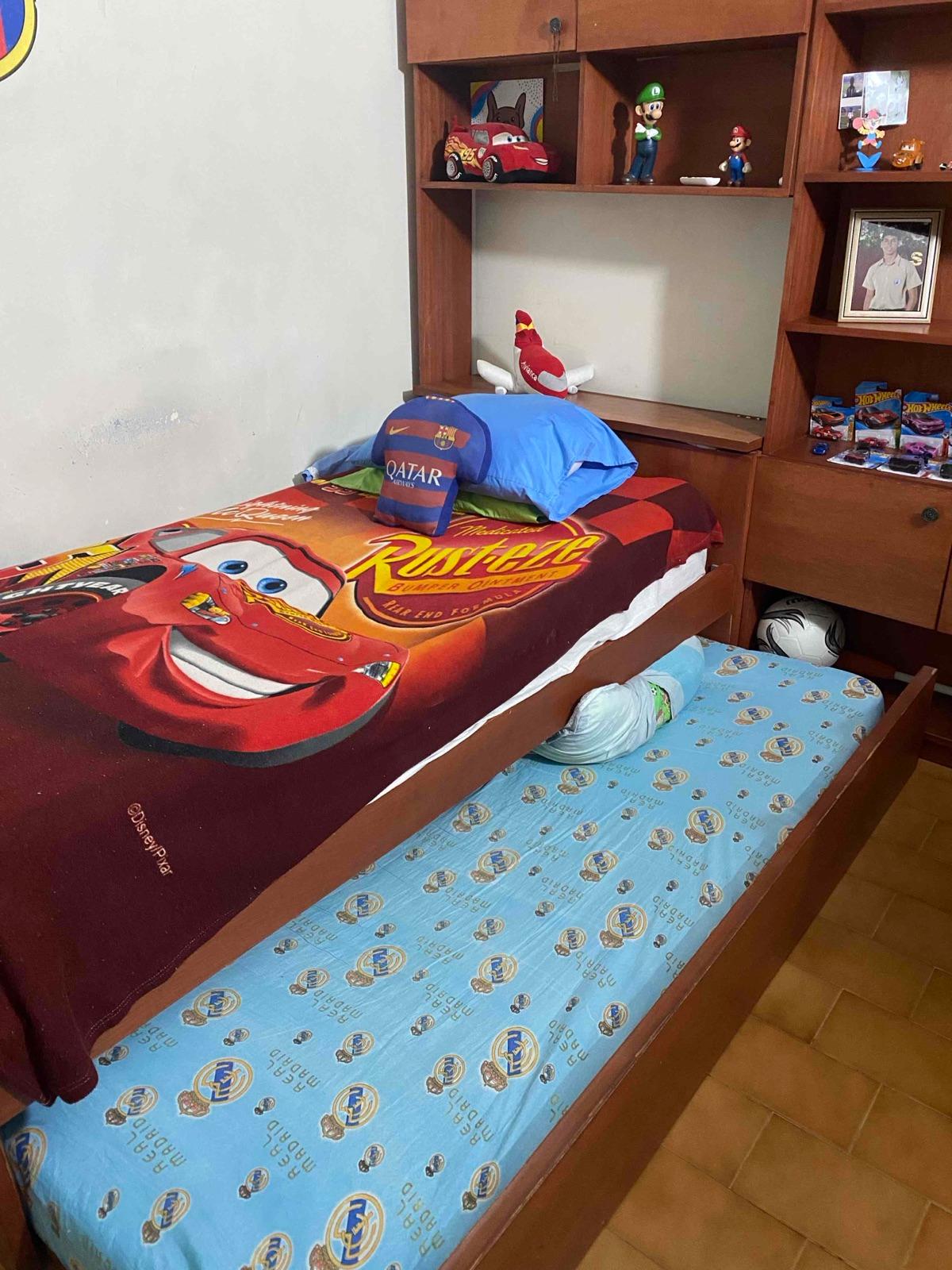 Cama individual de madera con nido y juego de biblioteca con escritorio, foto 2 de 7