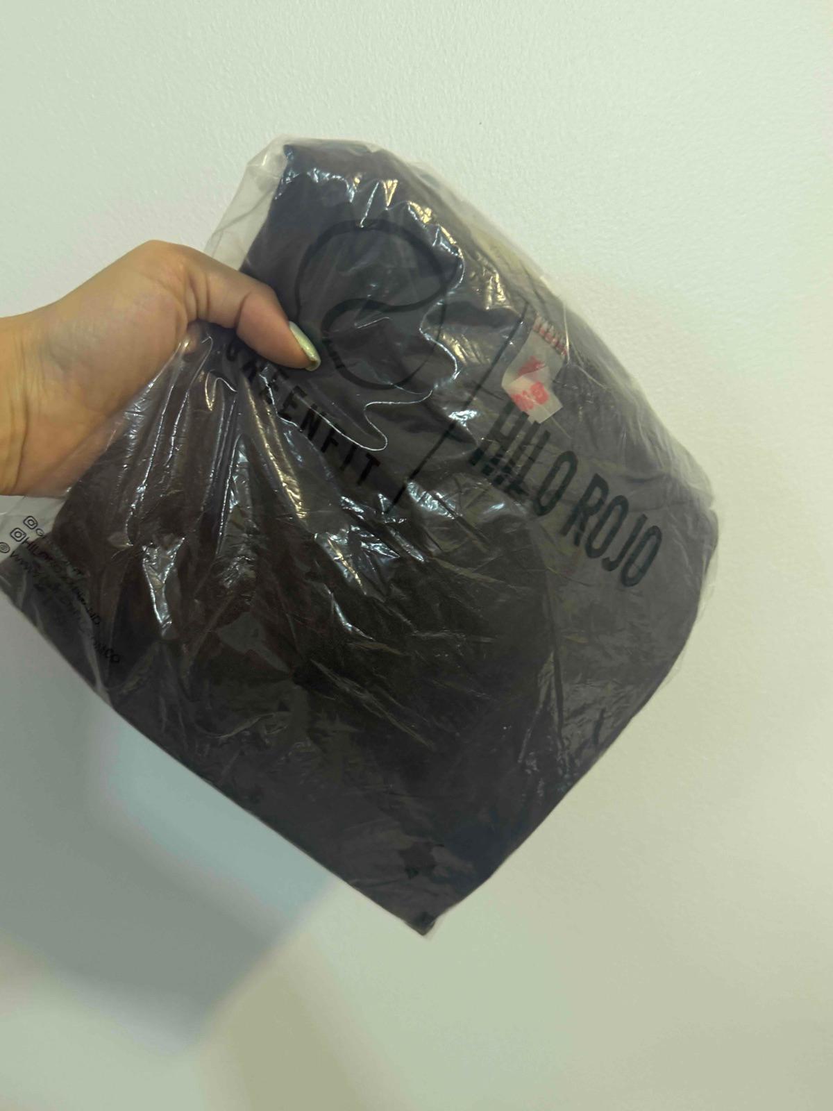 Camisa crop top marrón oscuro - Marco Hilo Rojo, foto 2 de 2