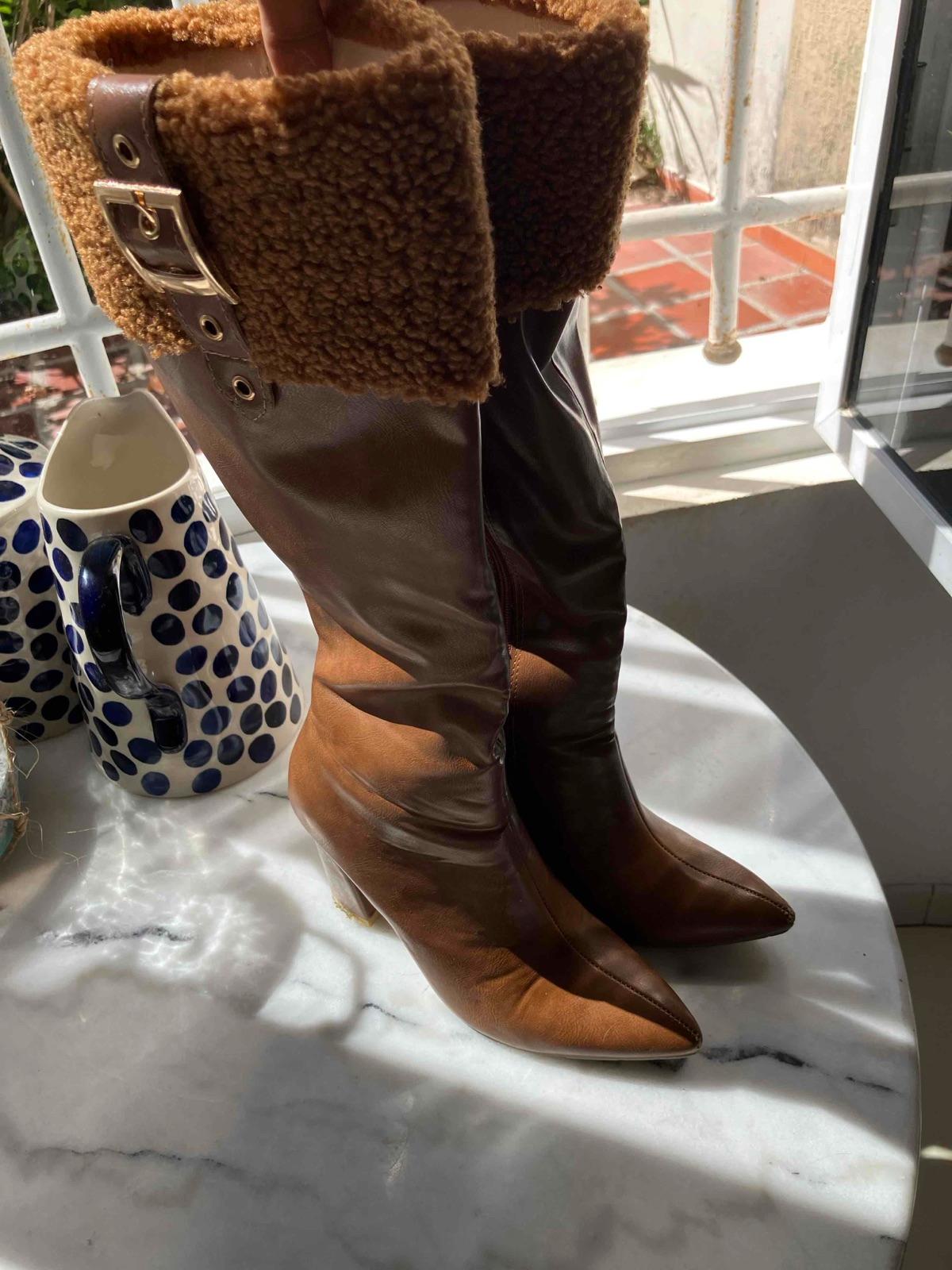 Botas altas marrones de tacón con detalle de borrego sintético, foto 2 de 2