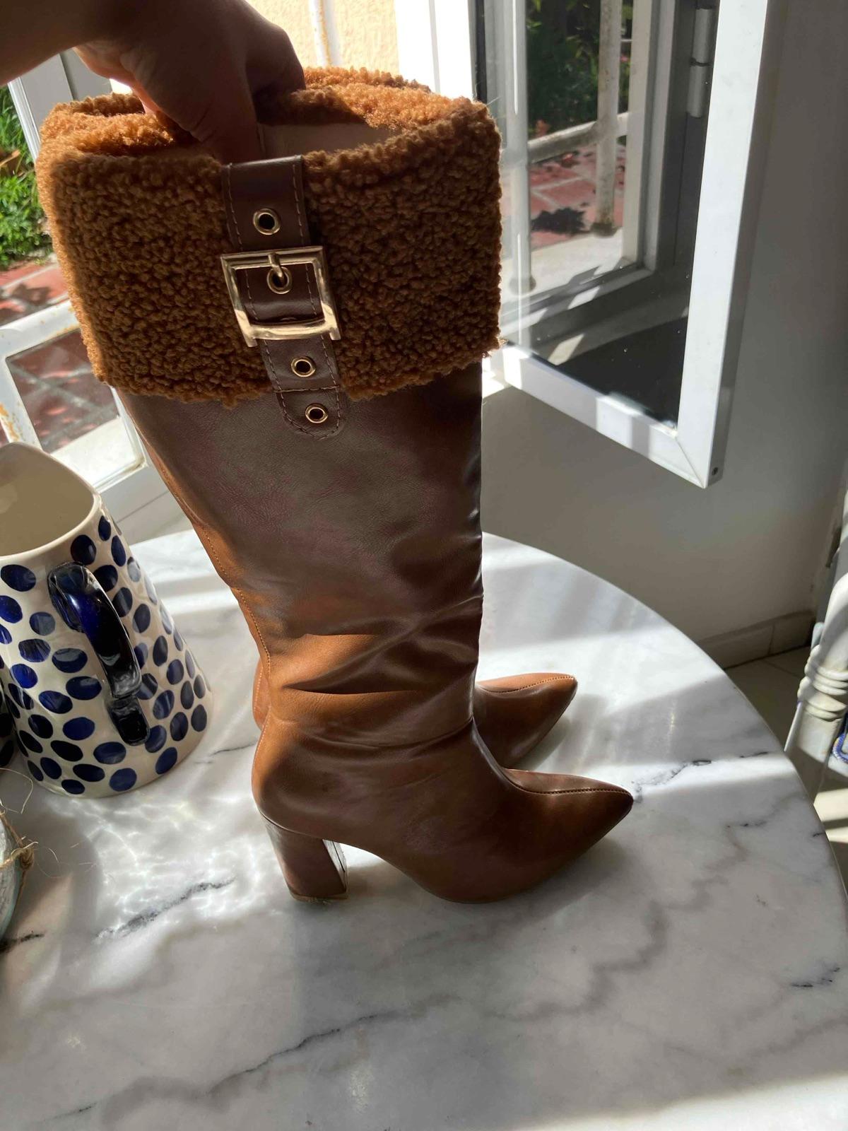 Botas altas marrones de tacón con detalle de borrego sintético, foto 1 de 2
