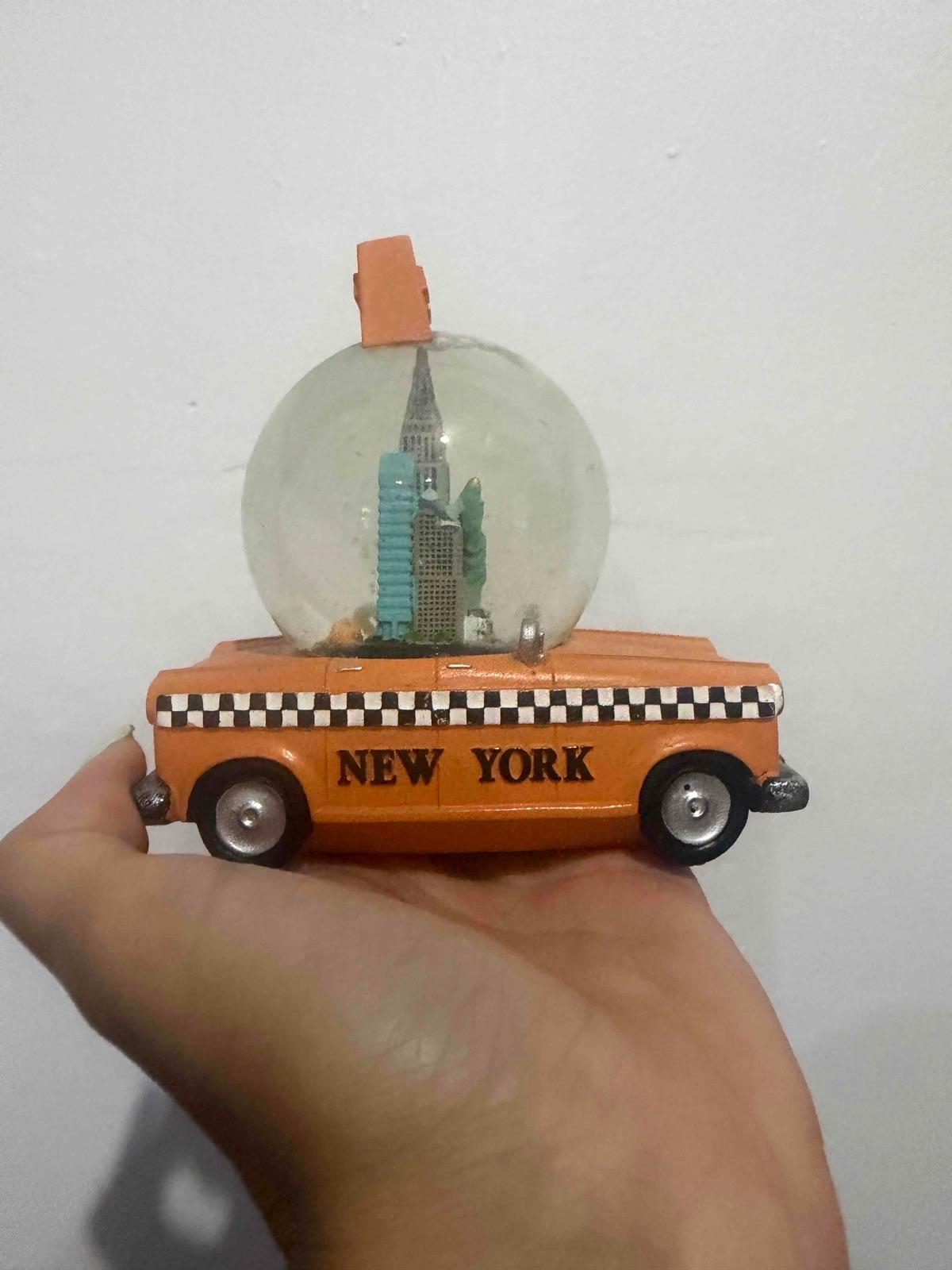 Esfera de nieve decorativa de New York con taxi naranja, foto 2 de 3