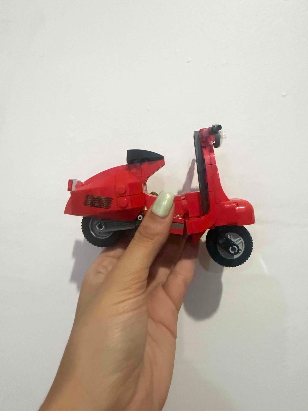 Figura de motoneta roja, foto 1 de 3