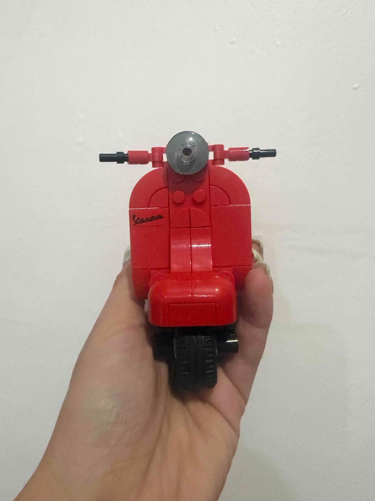 Figura de motoneta roja, foto 2 de 3