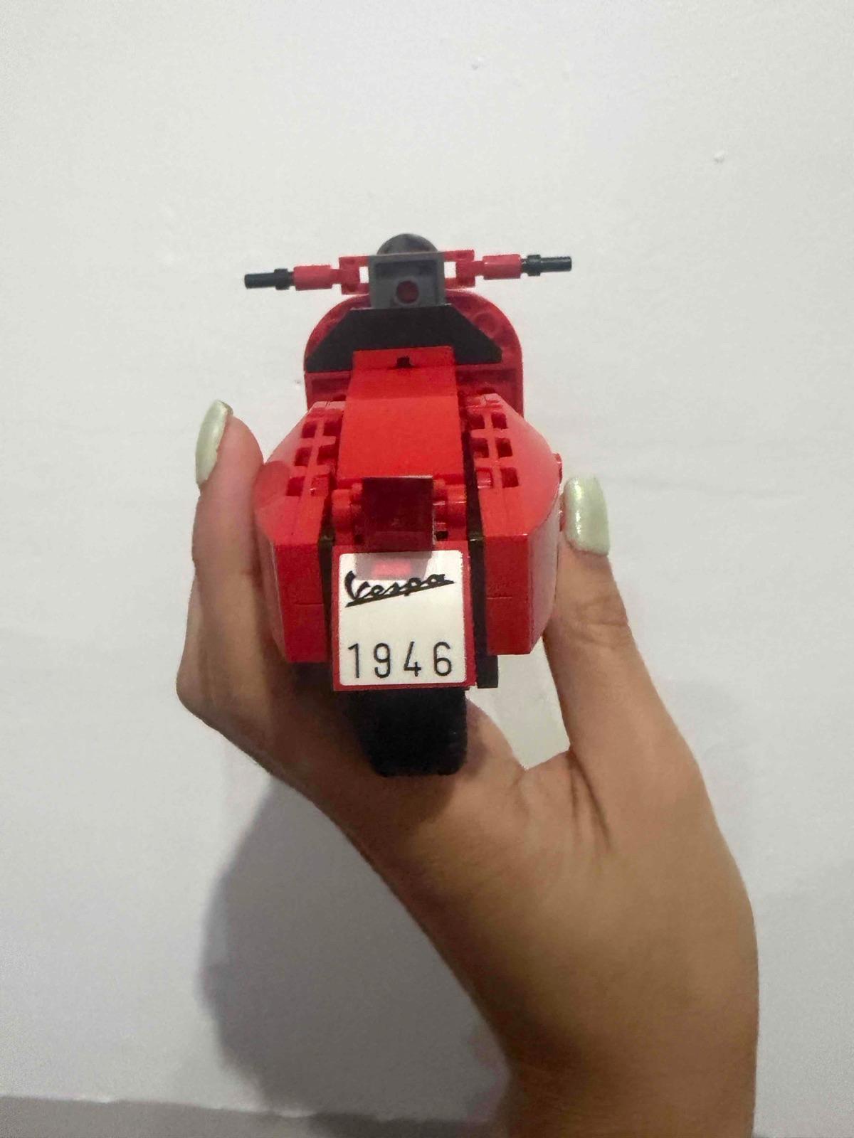 Figura de motoneta roja, foto 3 de 3