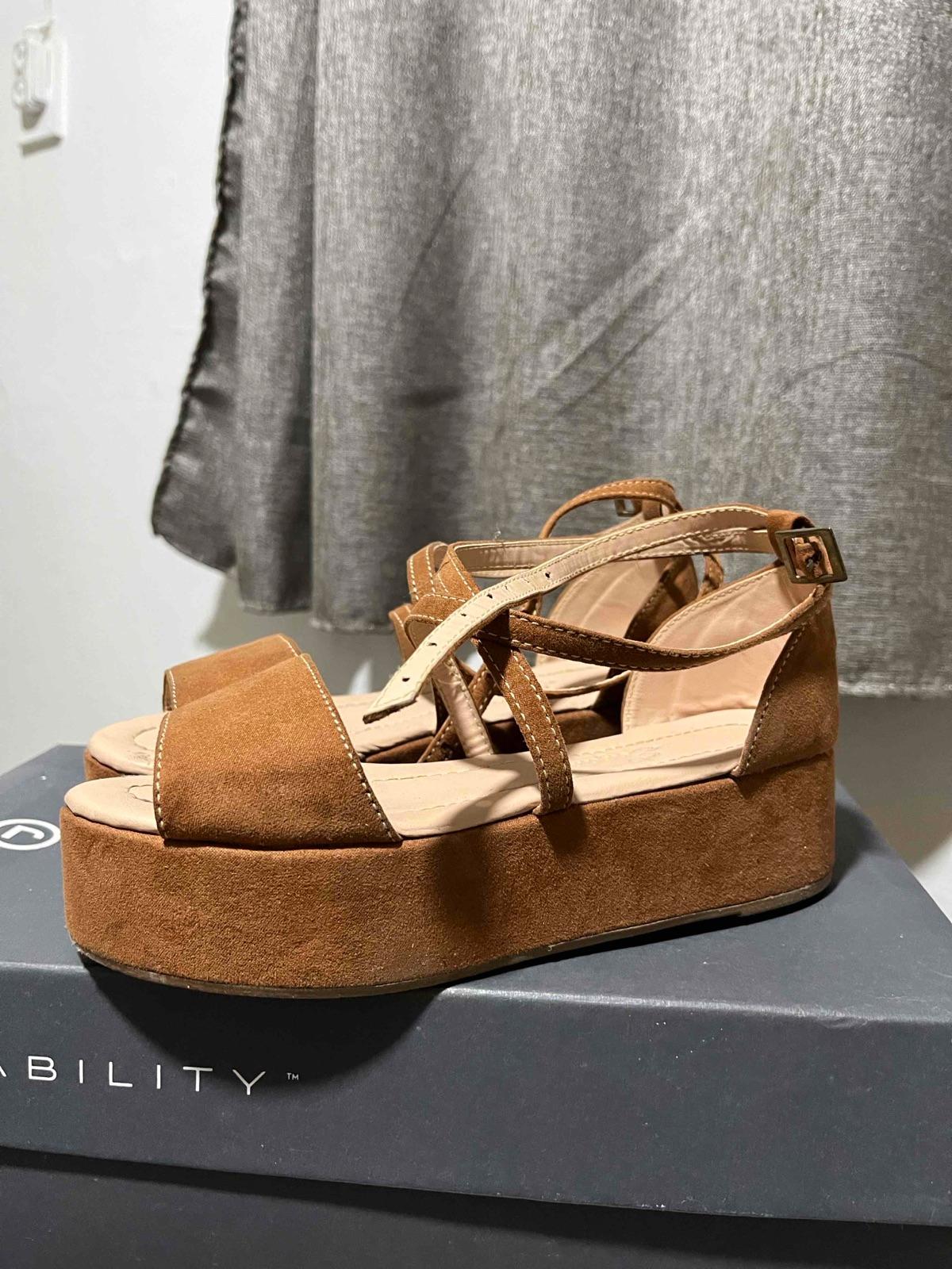 Sandalias de plataforma color marrón, foto 3 de 3