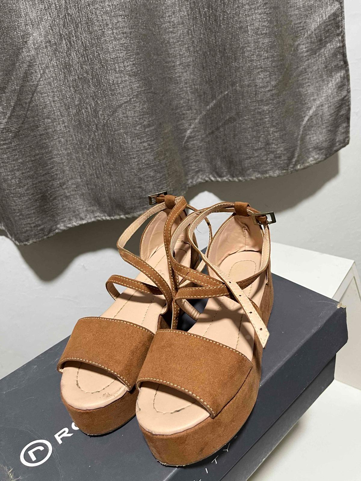 Sandalias de plataforma color marrón, foto 2 de 3