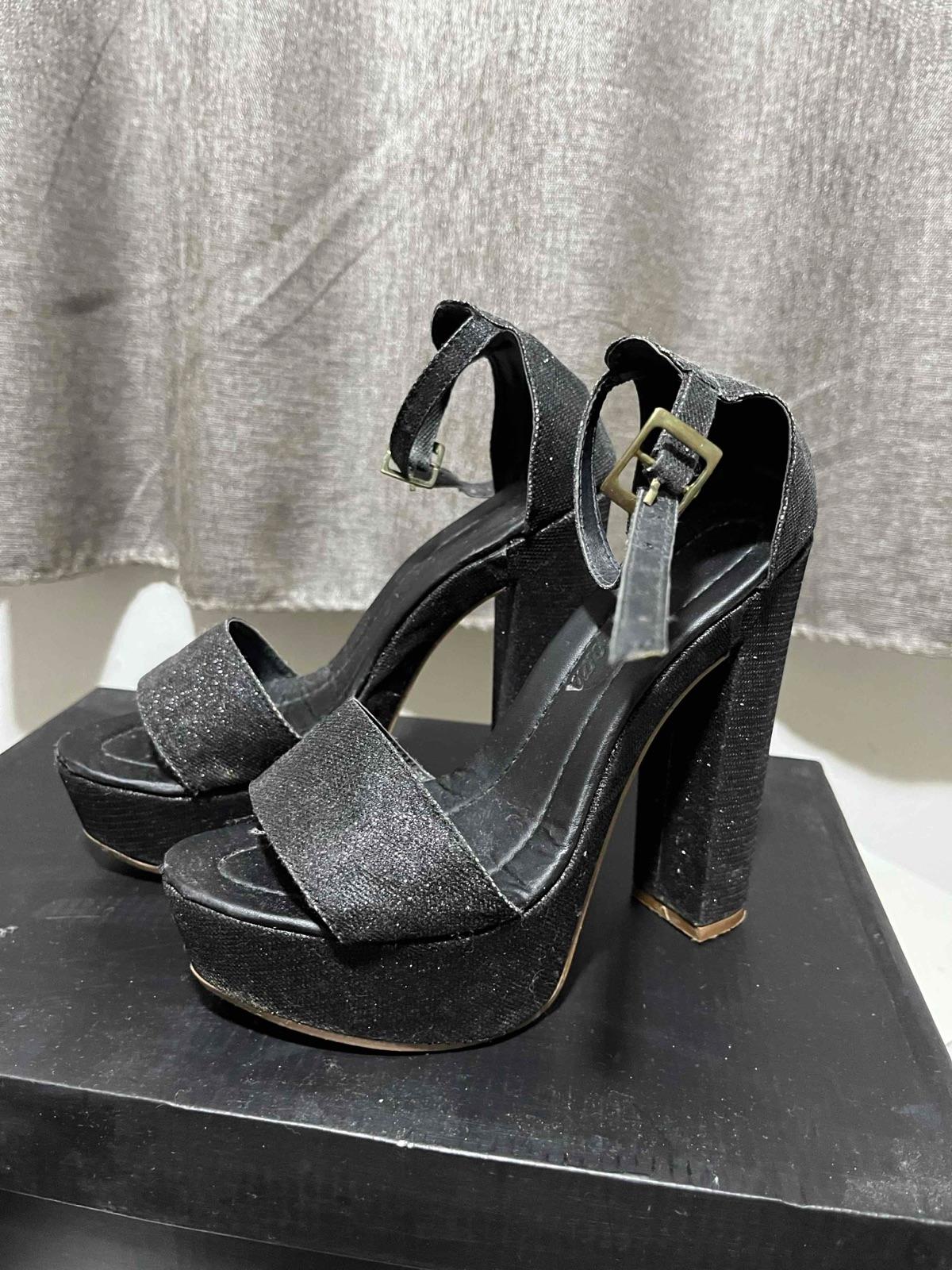Sandalias de tacón alto negras con plataforma y brillantina, foto 2 de 2
