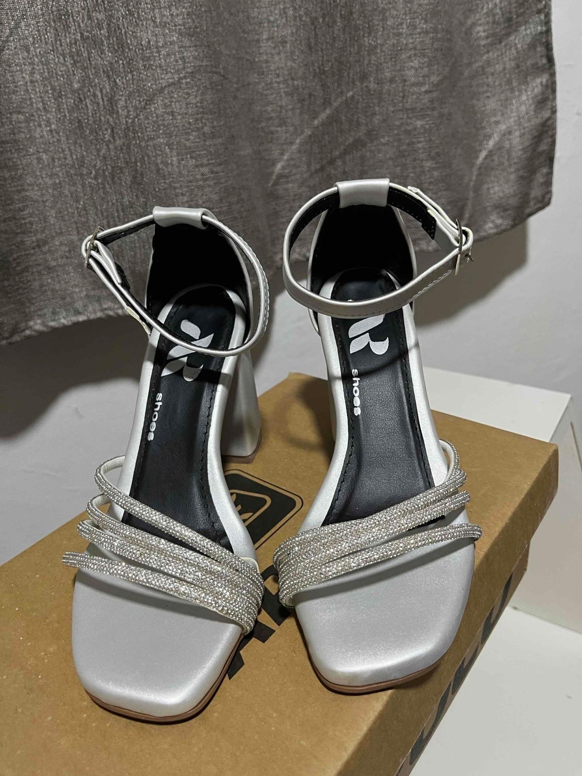 Sandalias de tacón alto plateadas con pedrería, foto 2 de 4