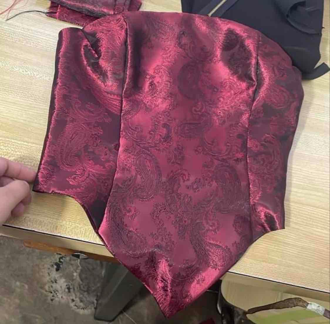 Top de mujer burdeos con estampado paisley, foto 1 de 1