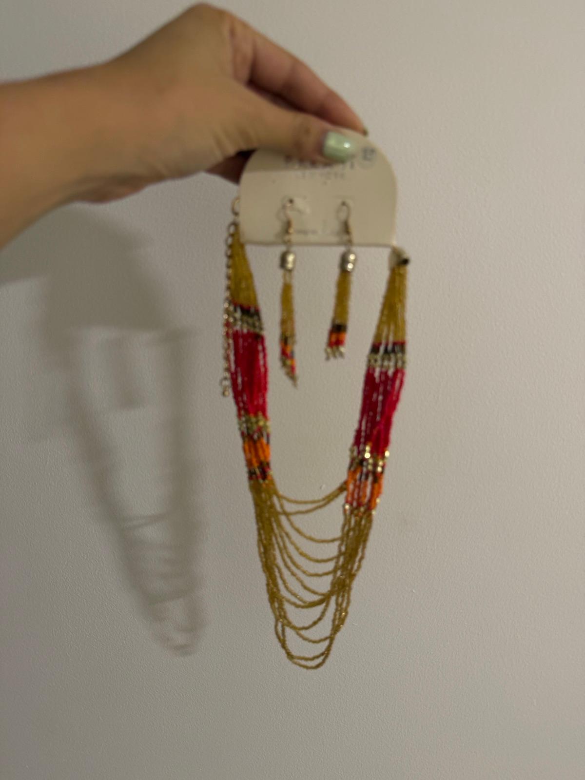 Juego de collar y zarcillos de cuentas multicolor, foto 1 de 2