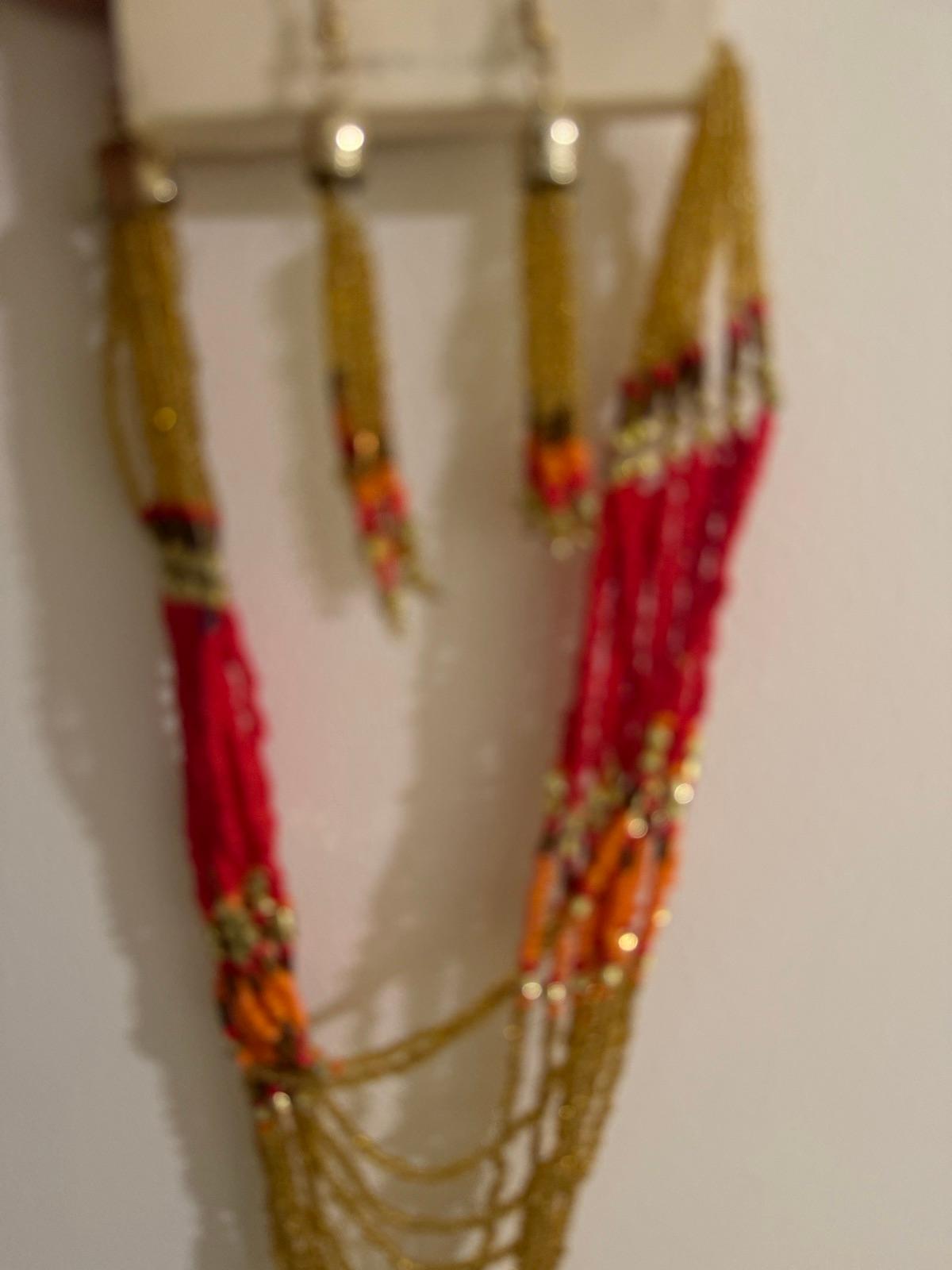 Juego de collar y zarcillos de cuentas multicolor, foto 2 de 2