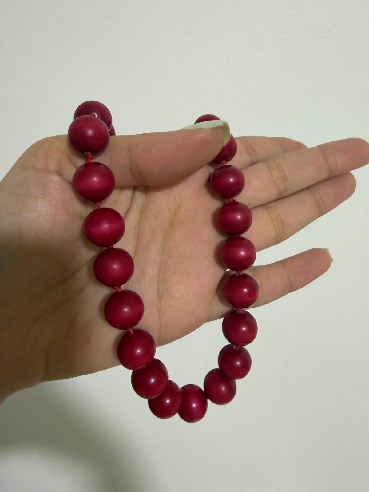 Collar de cuentas rojas, foto 1 de 2