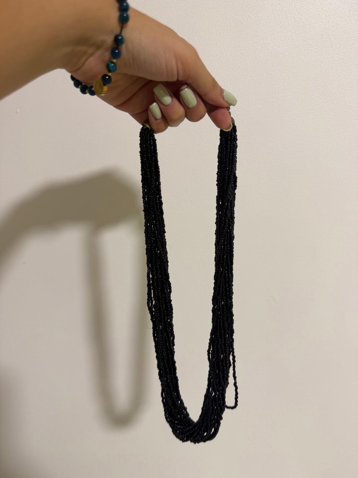 Collar largo de cuentas negras múltiples hebras, foto 1 de 2
