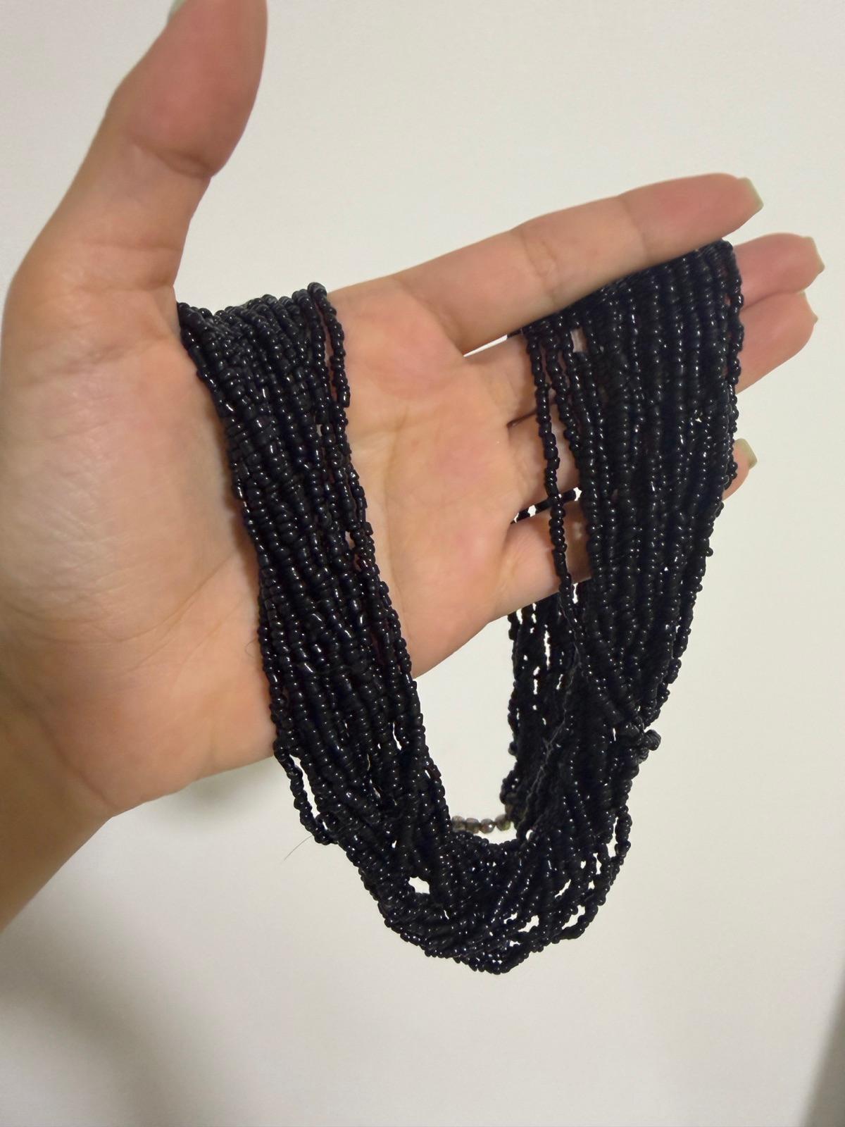 Collar largo de cuentas negras múltiples hebras, foto 2 de 2