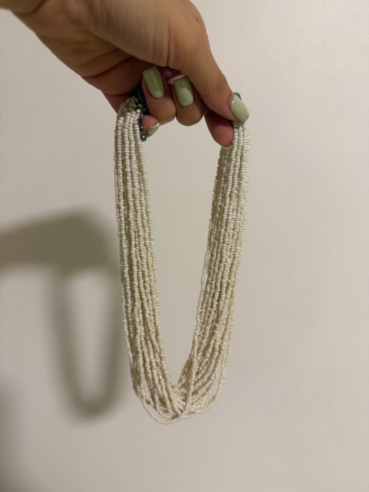 Collar de múltiples hileras de cuentas blancas, foto 1 de 2