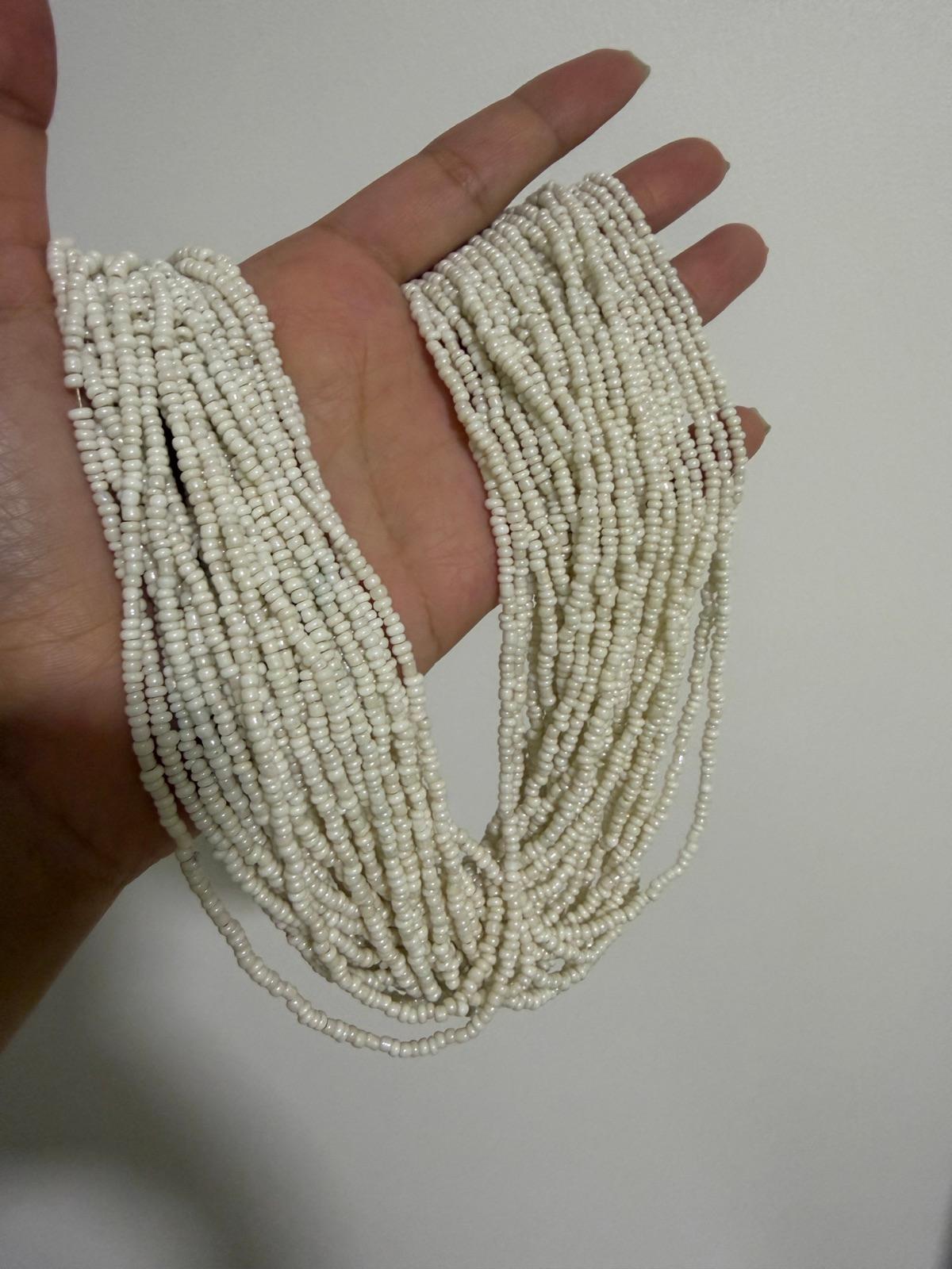Collar de múltiples hileras de cuentas blancas, foto 2 de 2