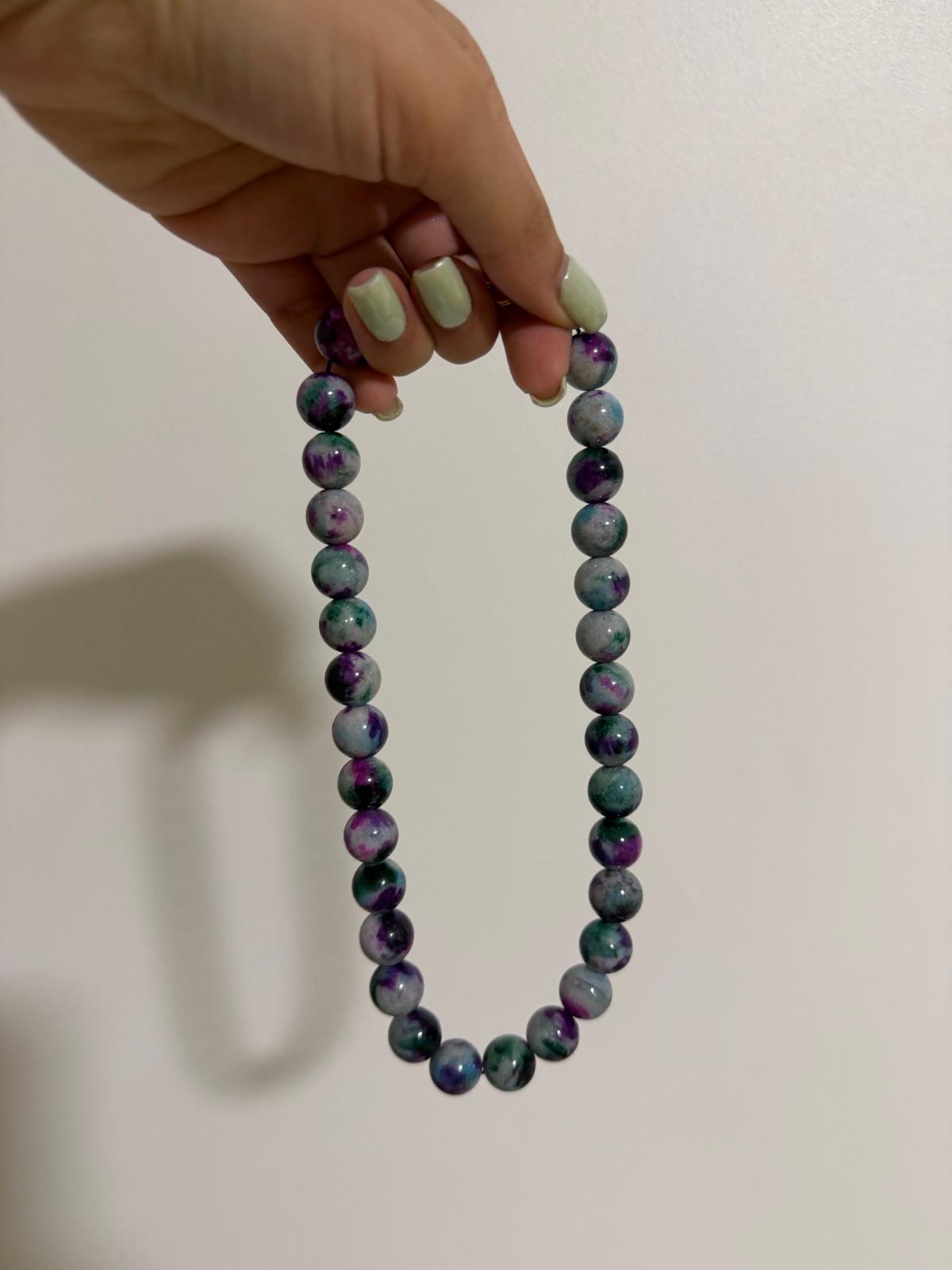 Collar de cuentas redondas de colores morado, verde y blanco, foto 1 de 2