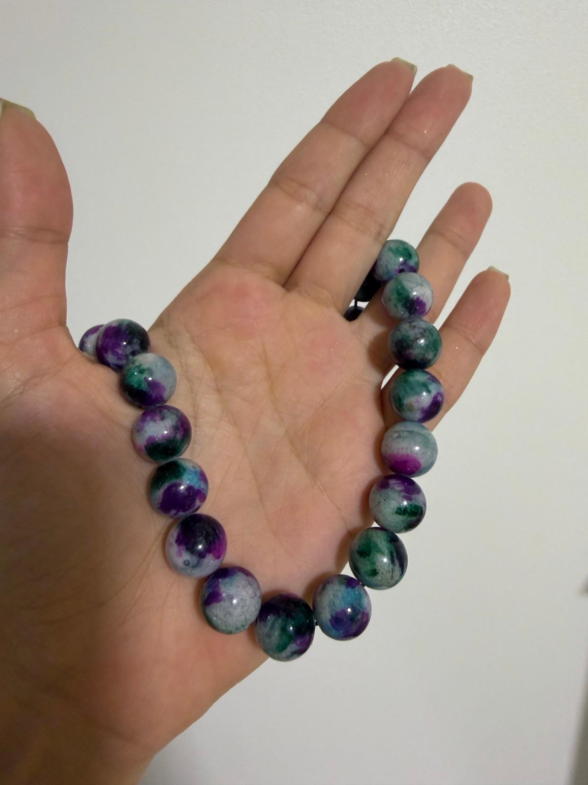 Collar de cuentas redondas de colores morado, verde y blanco, foto 2 de 2