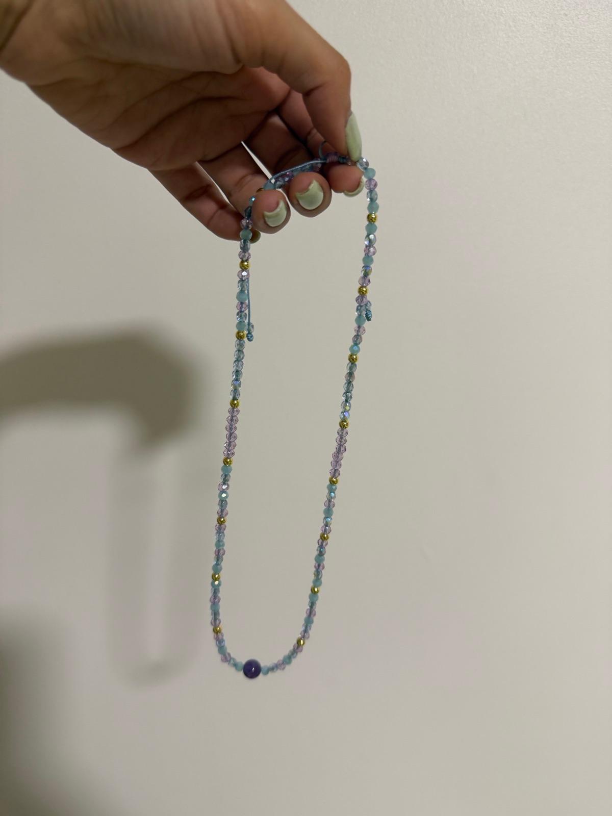 Collar de cuentas de colores con piedra central, foto 2 de 2