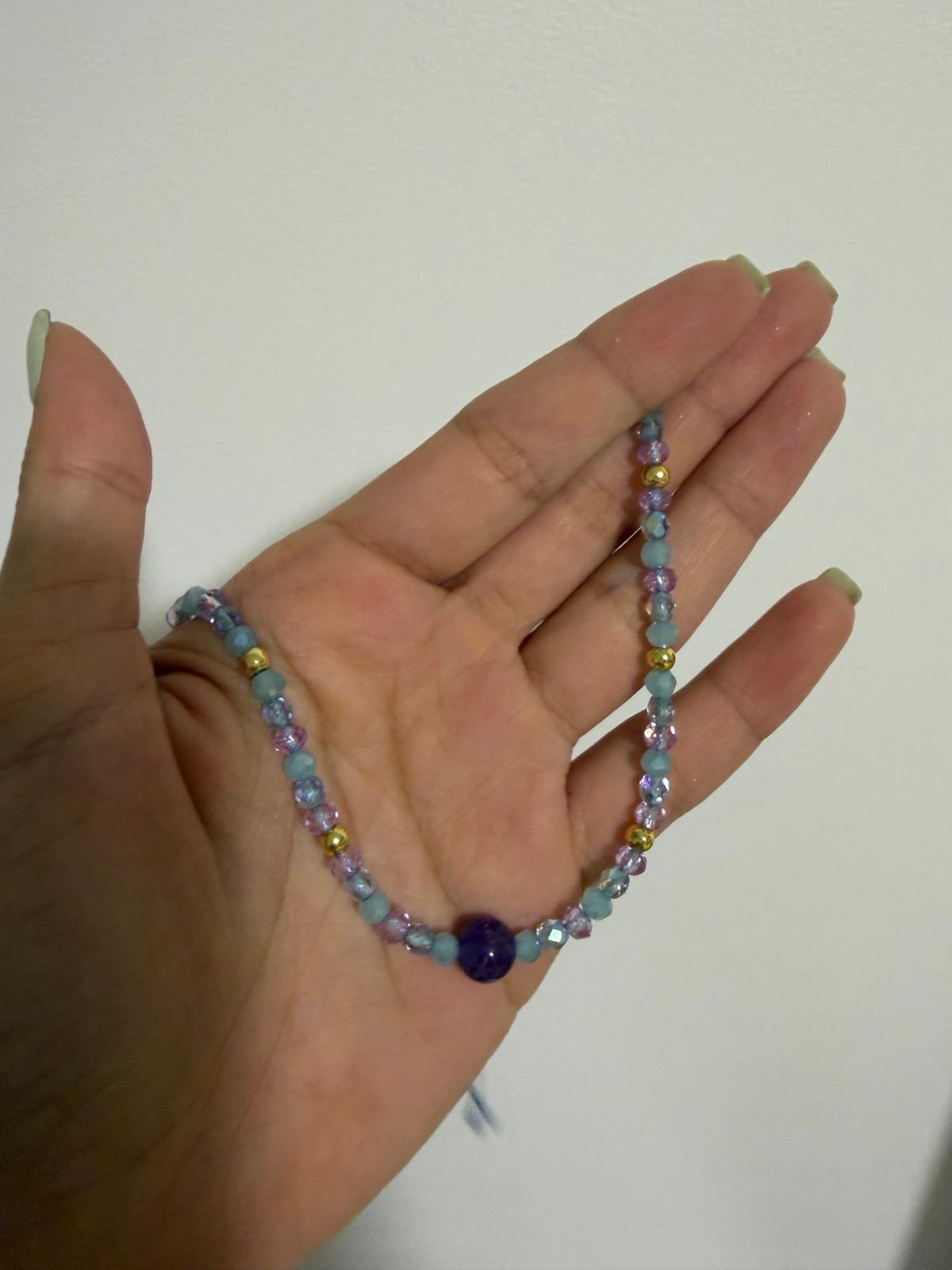 Collar de cuentas de colores con piedra central, foto 1 de 2
