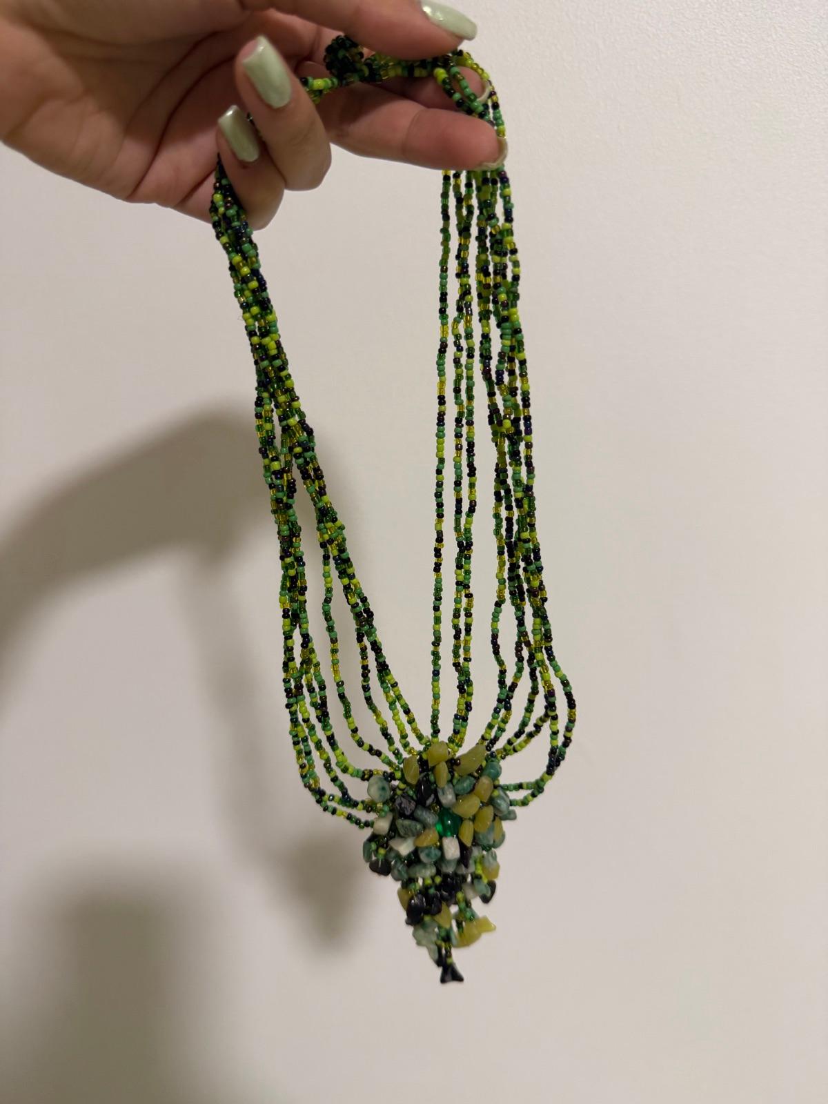 Collar de cuentas y piedras verdes multicapa, foto 2 de 2
