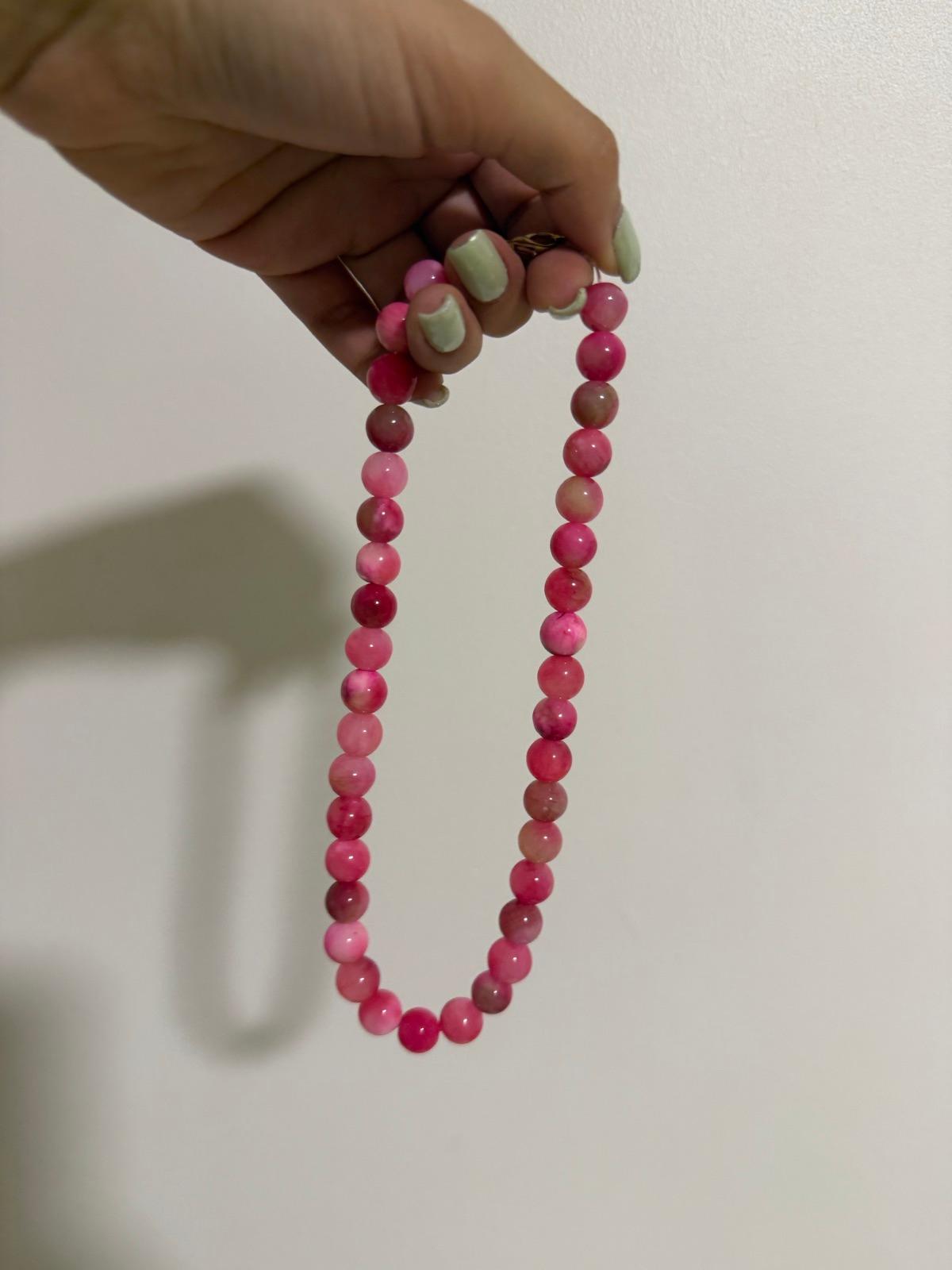 Collar de cuentas rosadas, foto 2 de 2
