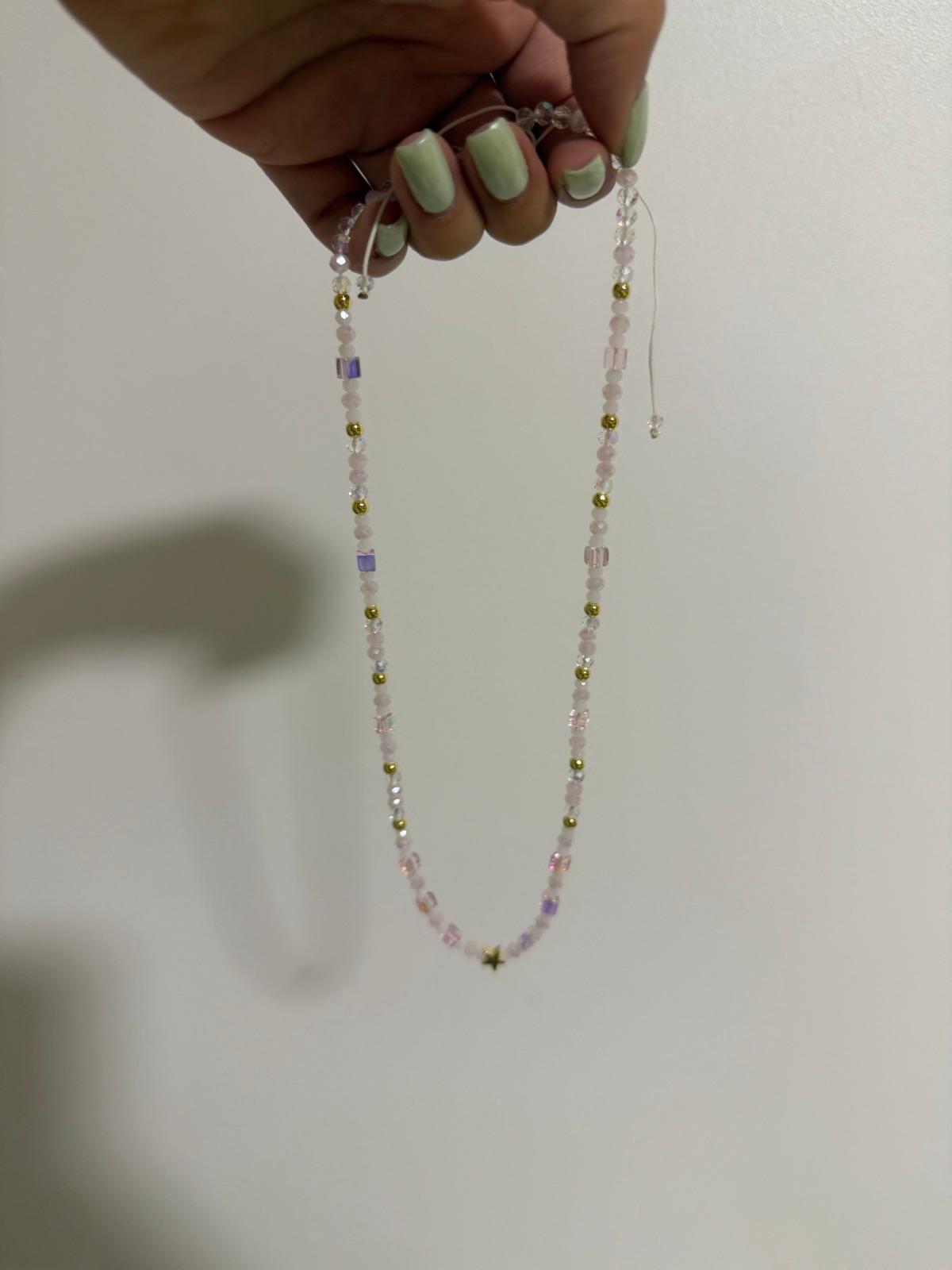 Collar de cuentas rosadas y doradas con dije de estrella, foto 2 de 3