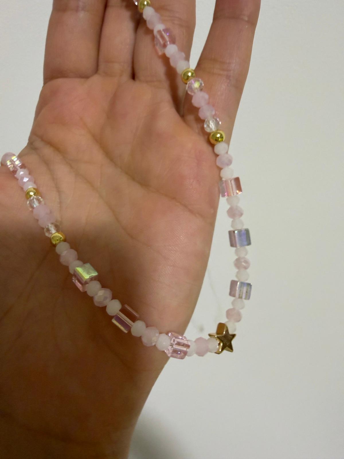 Collar de cuentas rosadas y doradas con dije de estrella, foto 3 de 3