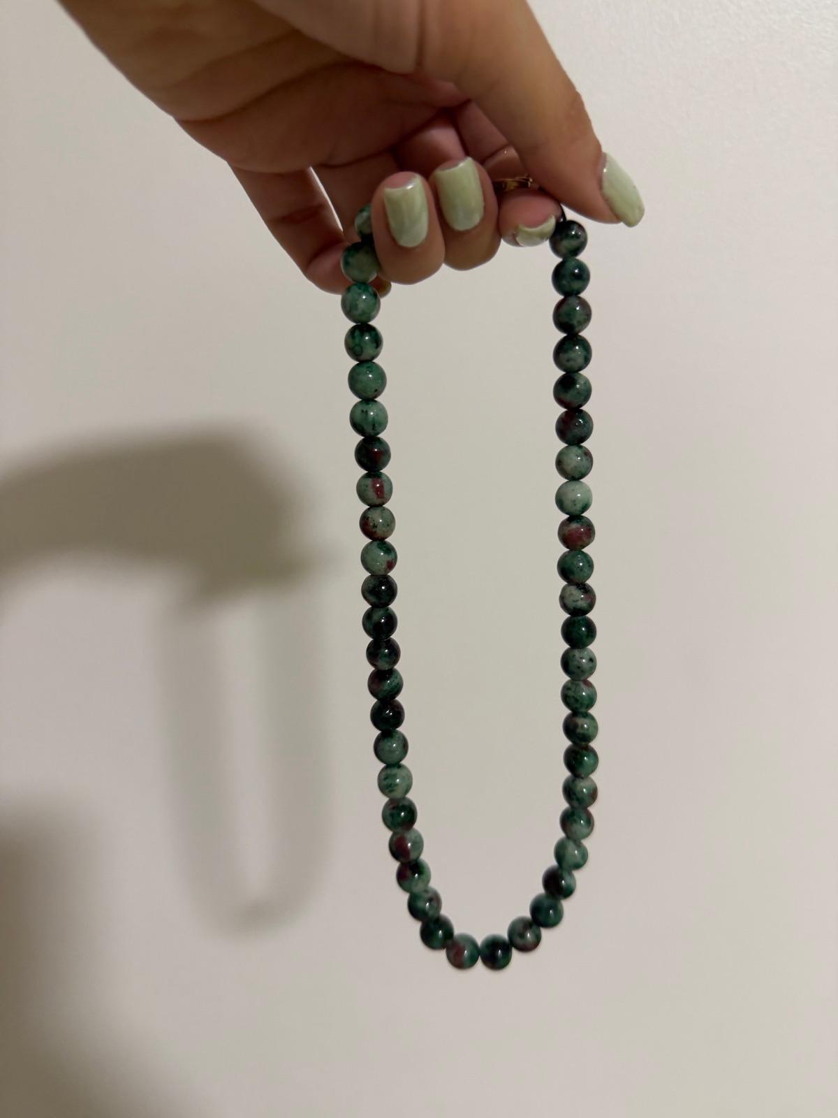Collar de cuentas verdes y rojas, foto 2 de 2