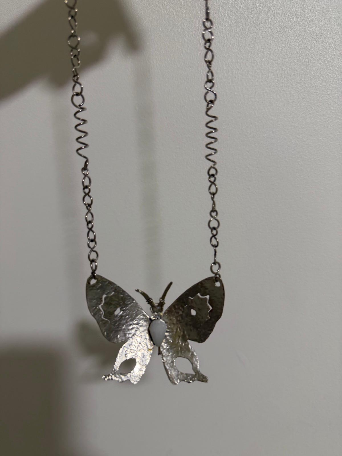 Collar de mariposa plateado con piedra blanca, foto 2 de 2