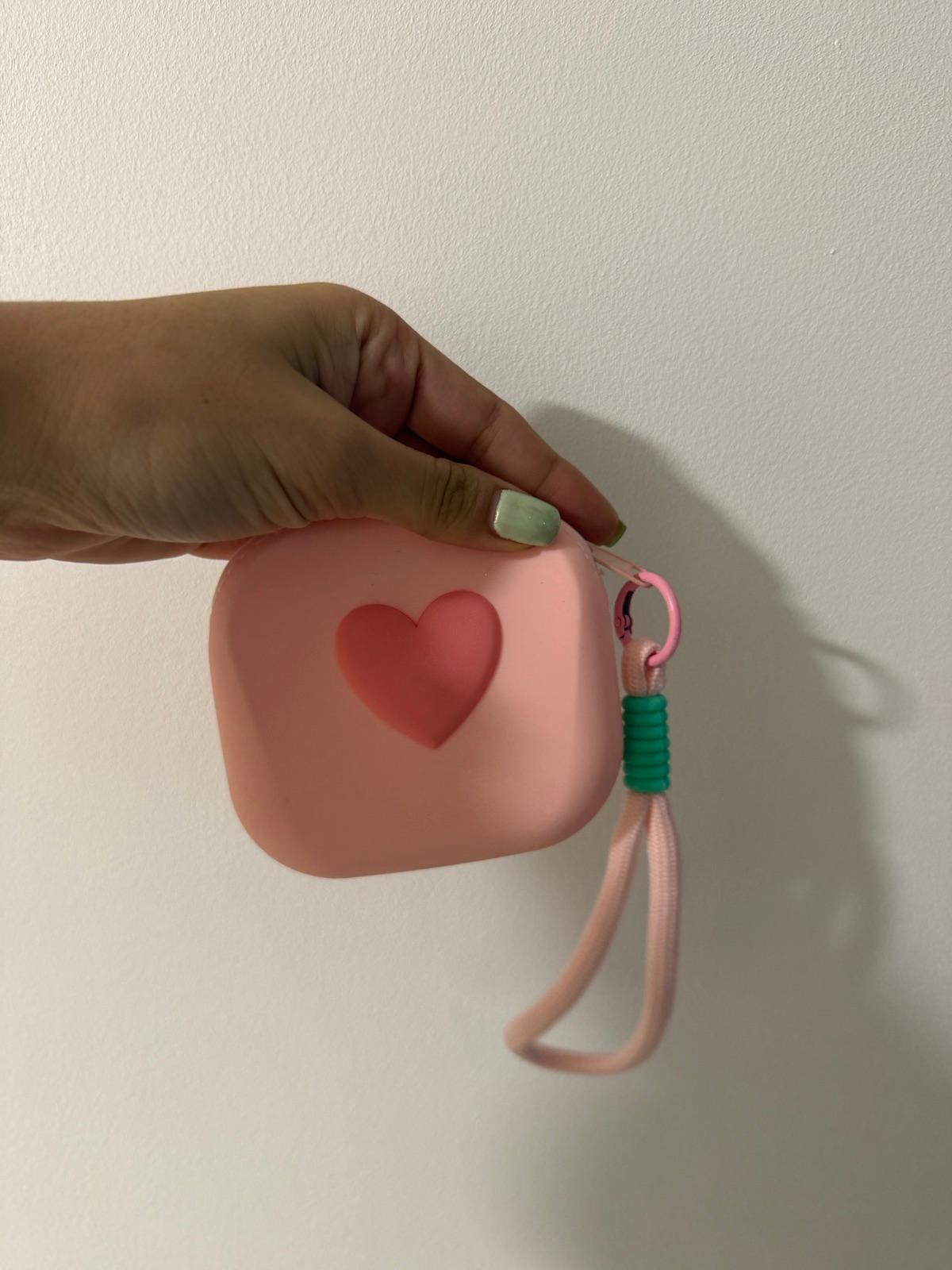 Monedero rosa de silicona con corazón, foto 1 de 2