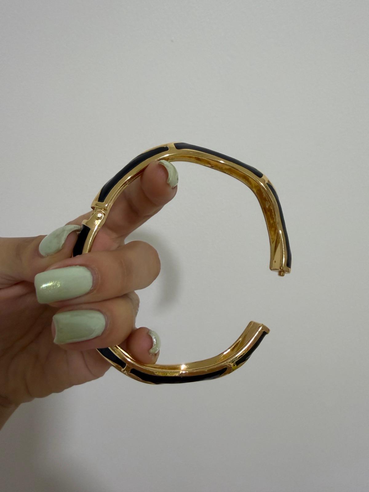 Brazalete rígido dorado y negro, foto 2 de 3