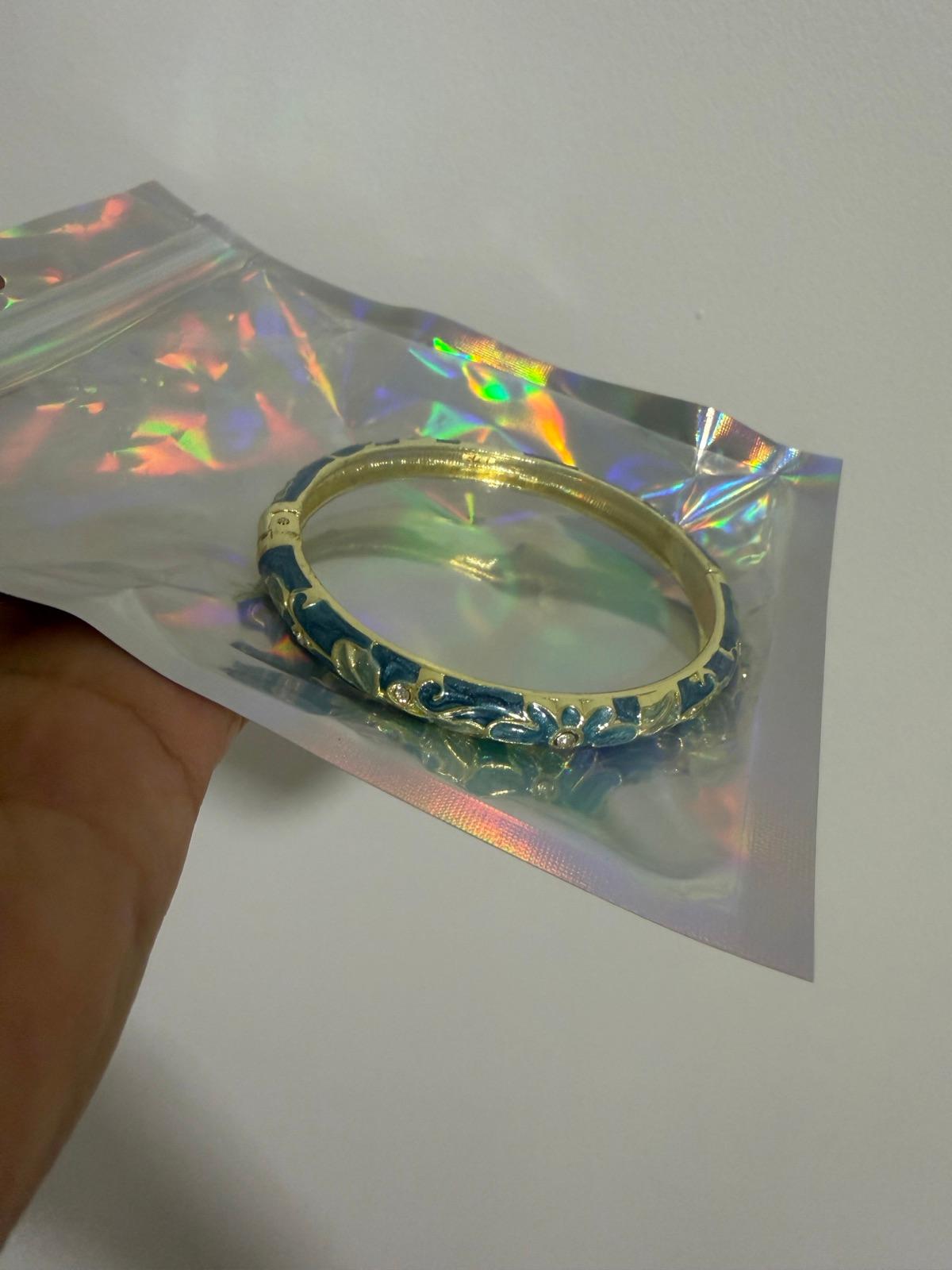 Brazalete rígido azul y dorado con detalles brillantes, foto 3 de 3