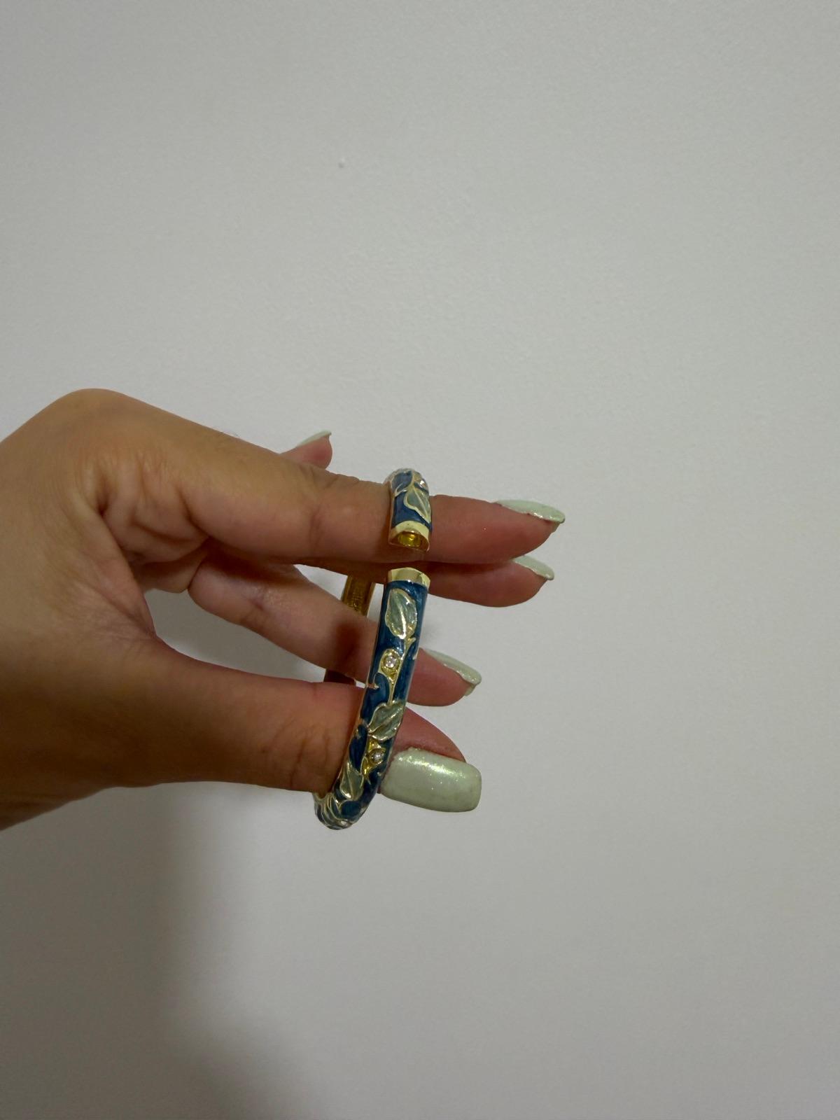 Brazalete rígido azul y dorado con detalles brillantes, foto 2 de 3