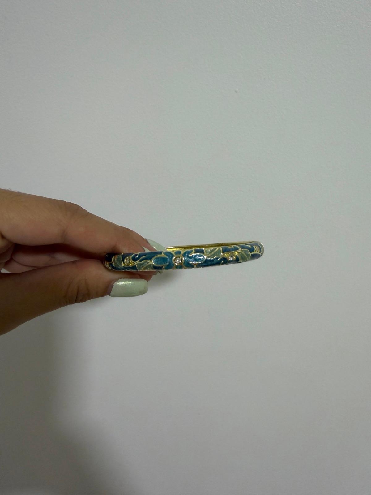Brazalete rígido azul y dorado con detalles brillantes, foto 1 de 3