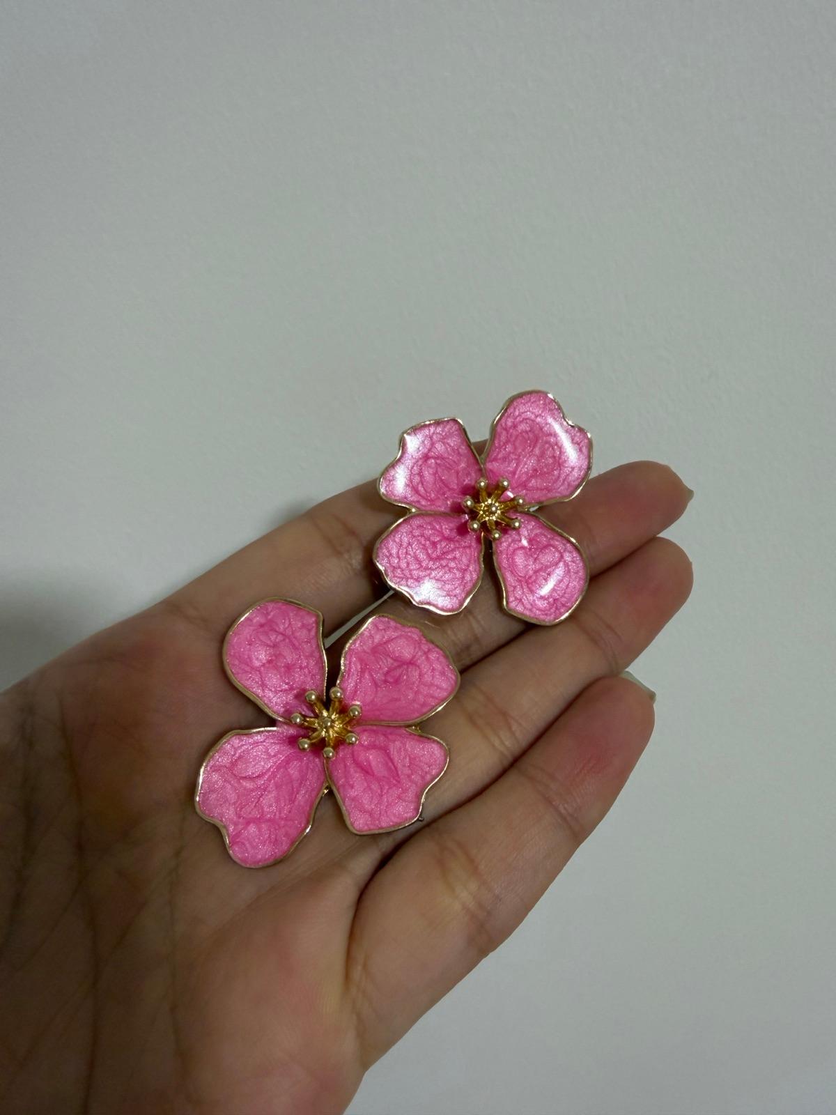 Zarcillos en forma de flor rosados con detalles dorados, foto 1 de 2
