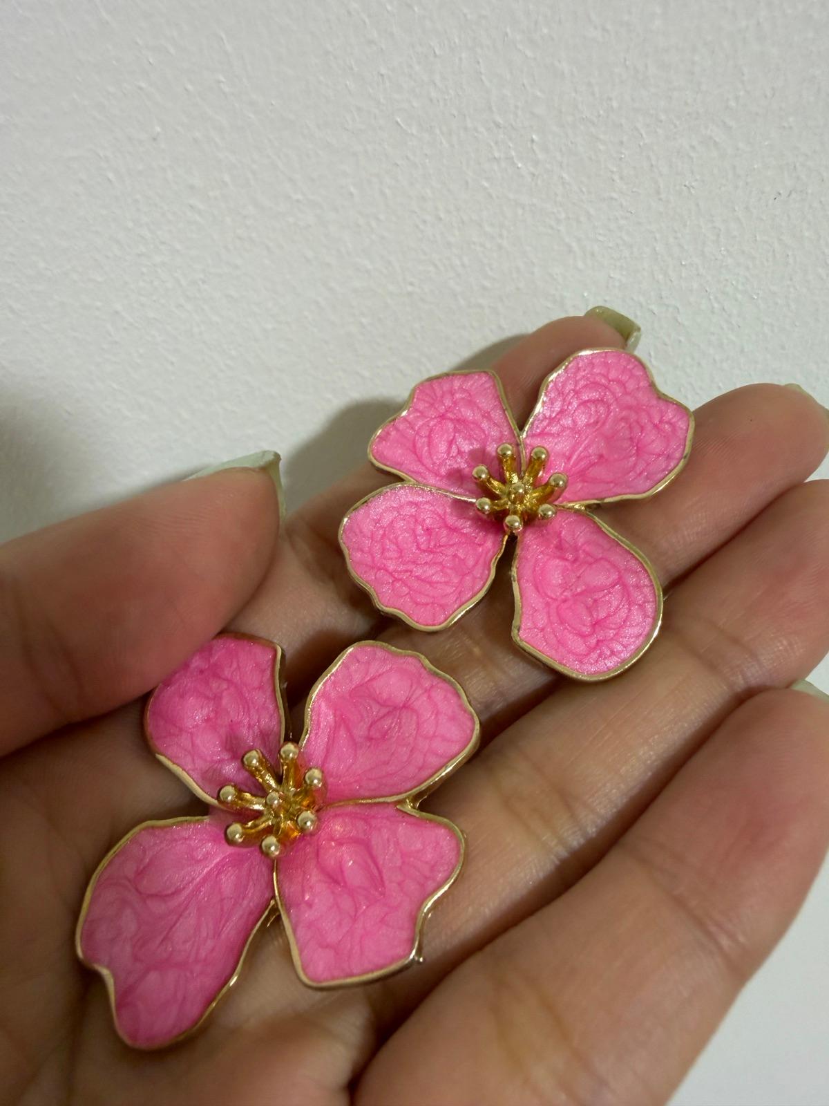 Zarcillos en forma de flor rosados con detalles dorados, foto 2 de 2