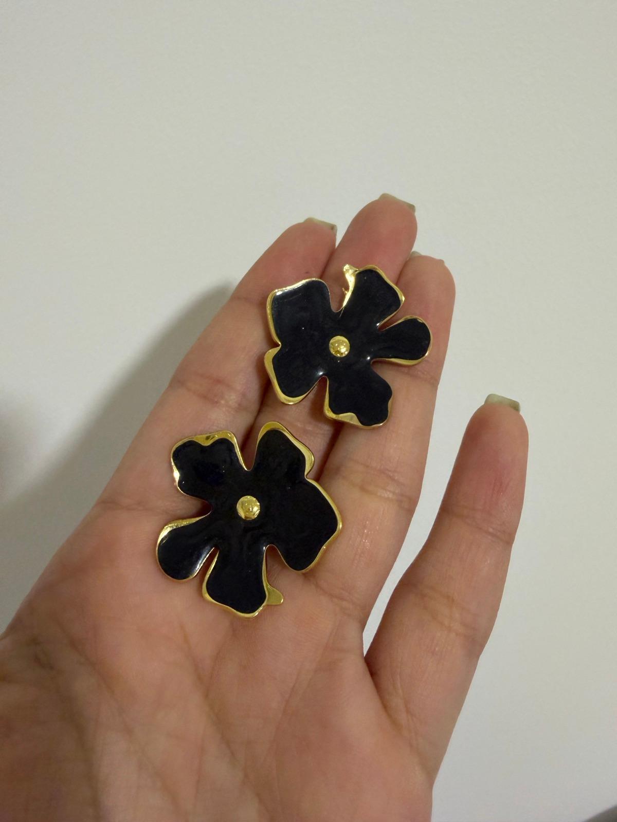 Zarcillos en forma de flor negros y dorados, foto 1 de 2